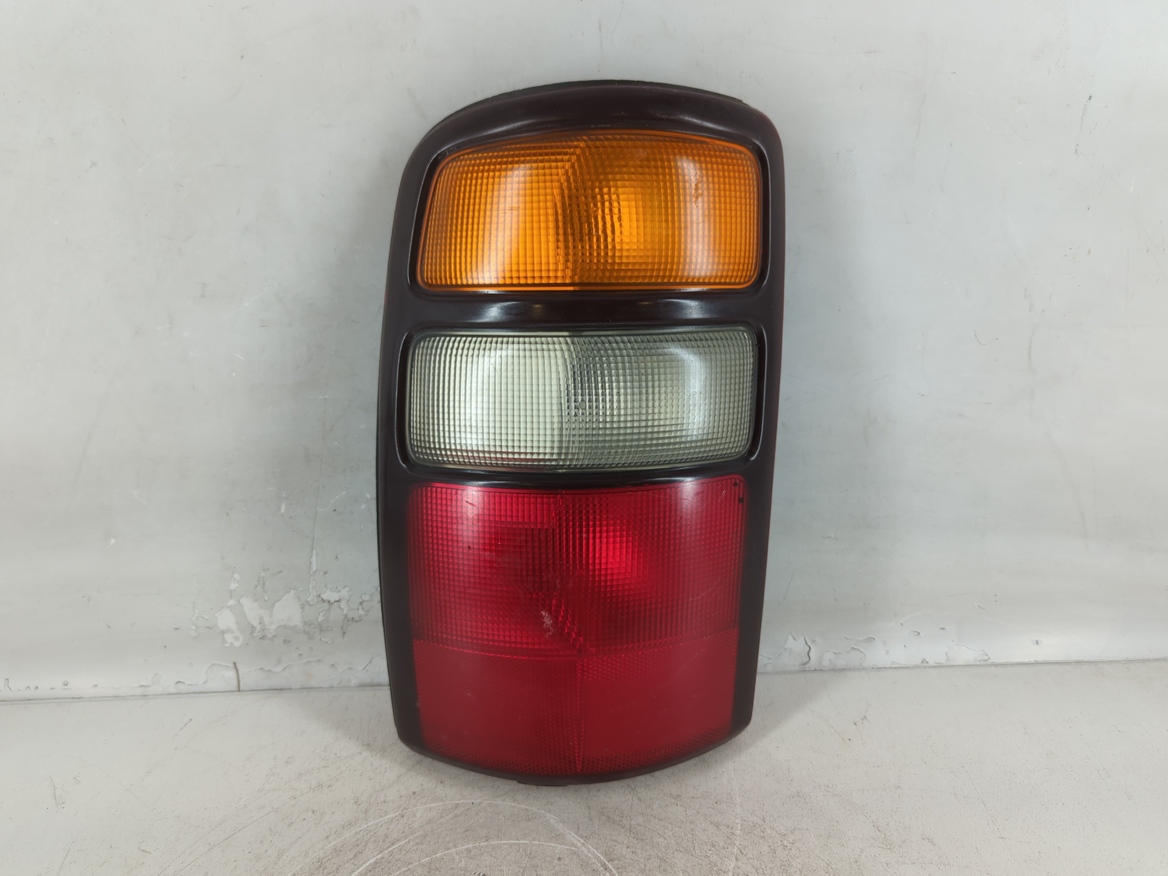2000 Chevrolet Suburban 1500 Driver Left Side Tail Light Taillight Oem 774759 - Oemusedautoparts1.com