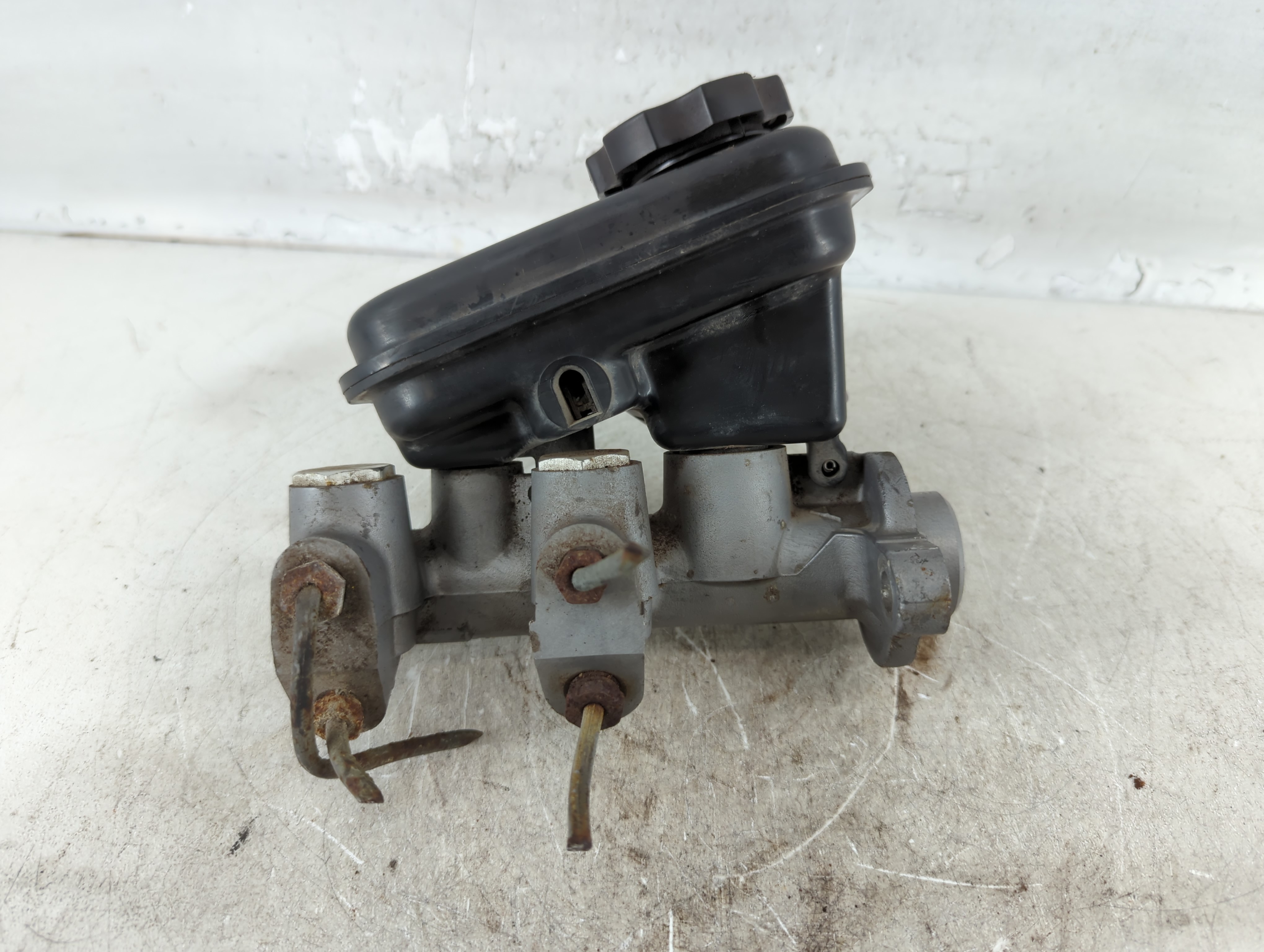 2006-2008 Chevrolet Impala Brake Master Cylinder 774883 - Oemusedautoparts1.com
