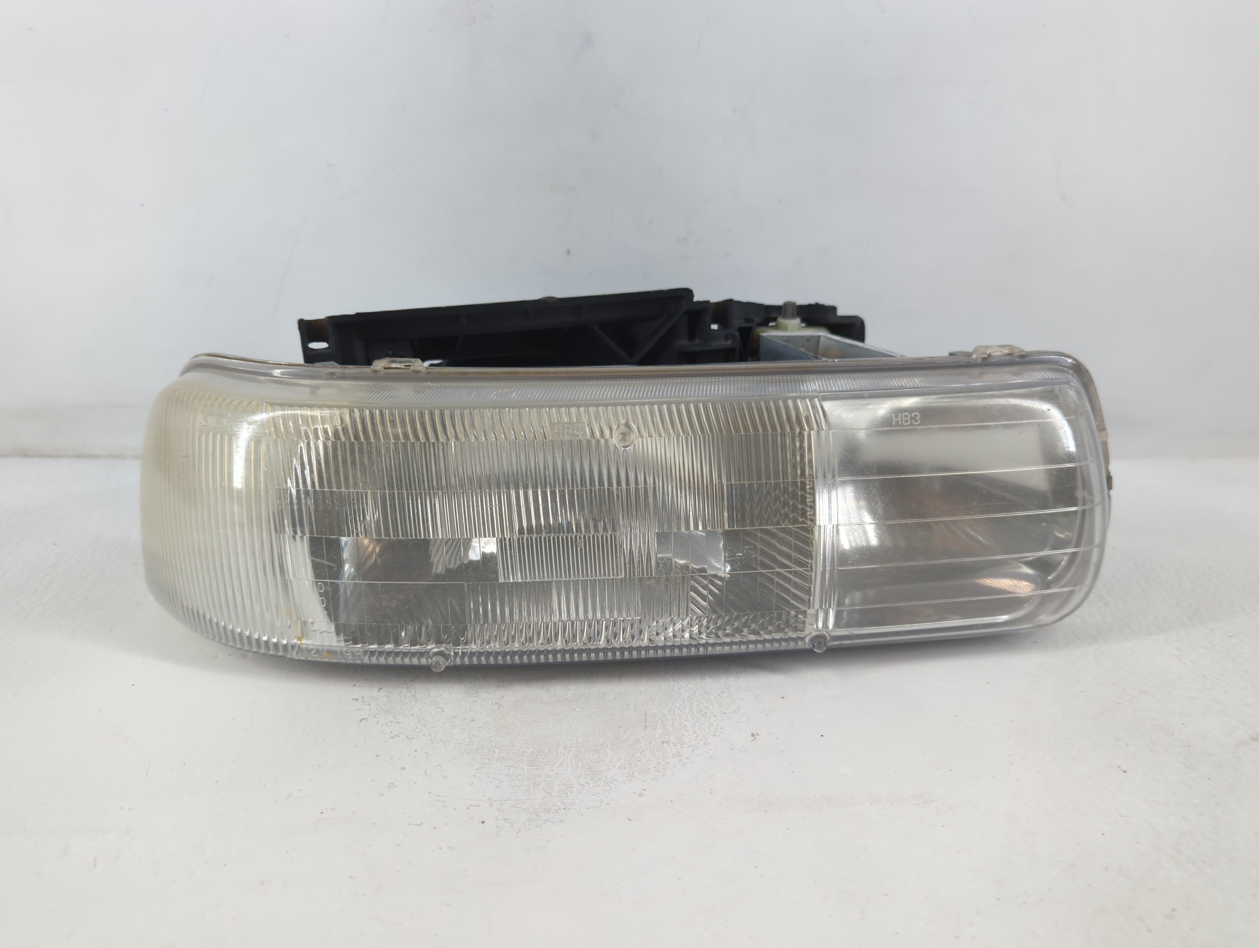 2000 Chevrolet Suburban 1500 Passenger Right Oem Head Light Headlight Lamp 775700 - Oemusedautoparts1.com