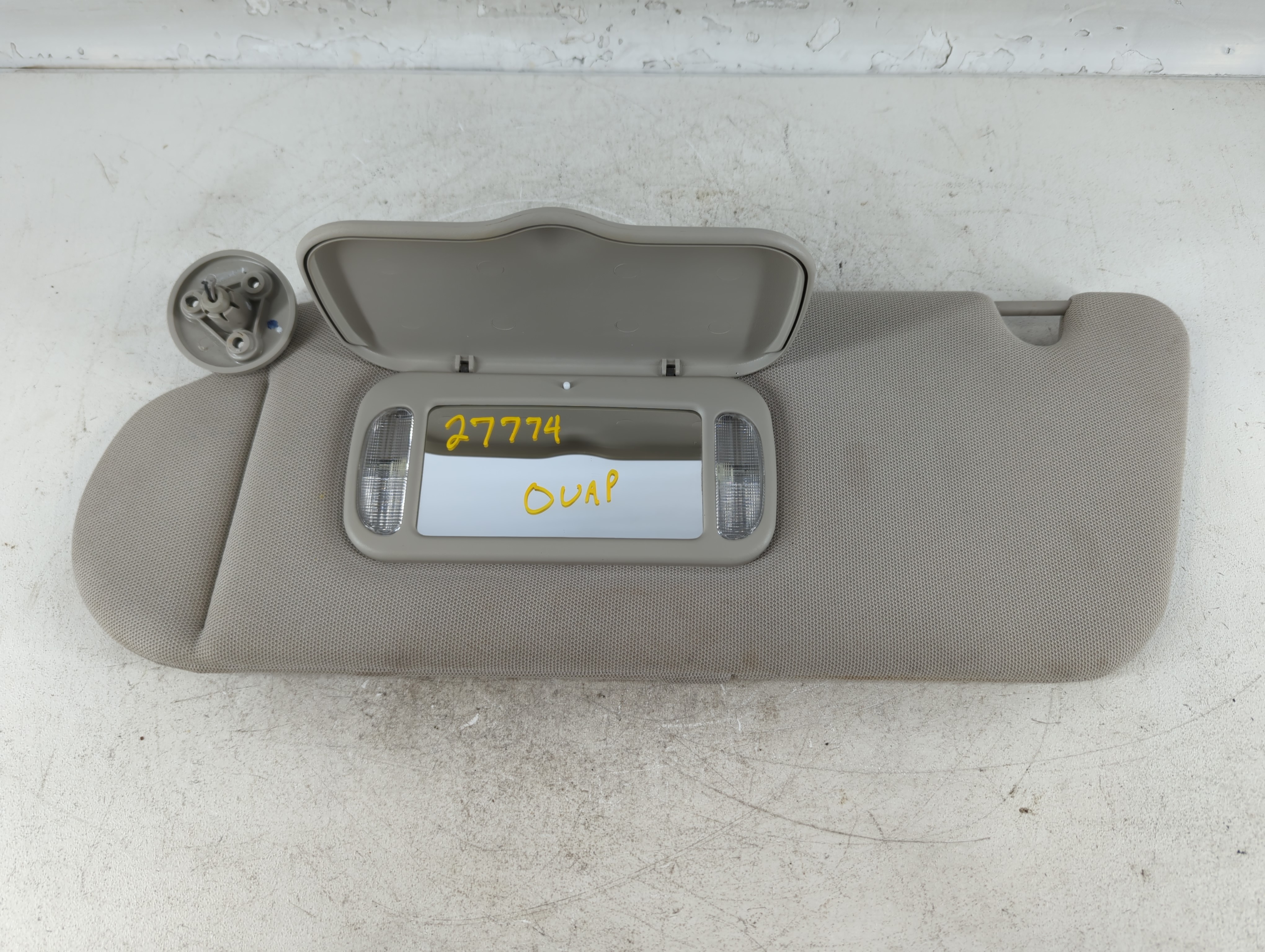 2004-2009 Cadillac Srx Driver Sun Visor Mirror Left Sunvisor Beige 775748 - Oemusedautoparts1.com