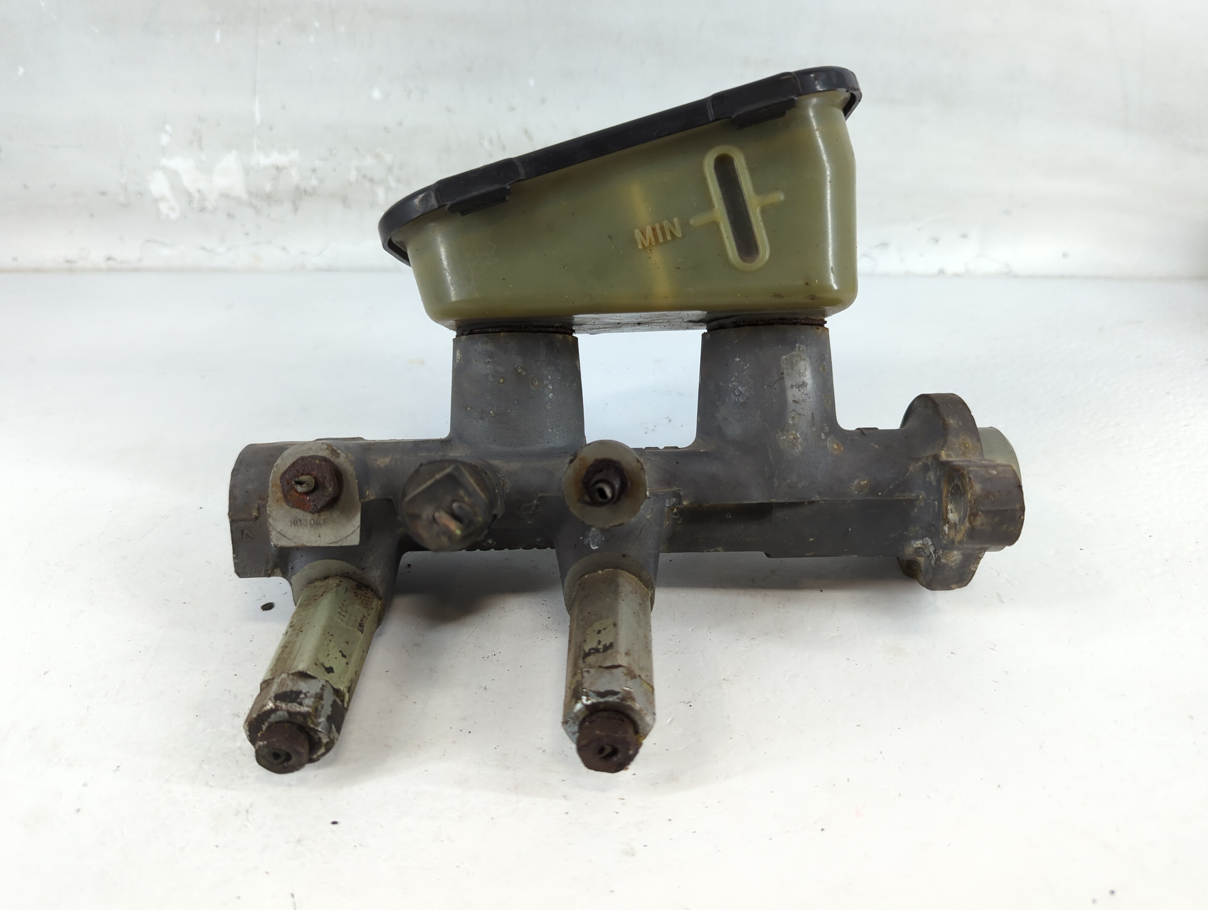 Picture of 1999 Ford Cf6000 Brake Master Cylinder 775801
