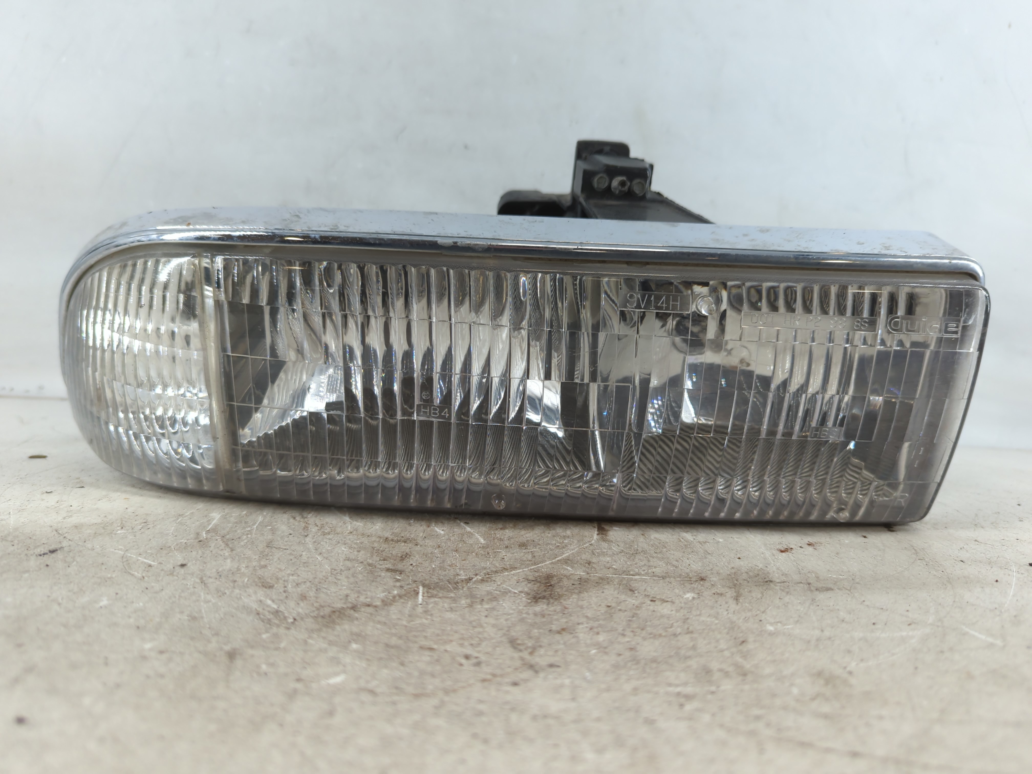Picture of Gmc Chevrolet Passenger Right Oem Head Light Headlight Lamp 775840