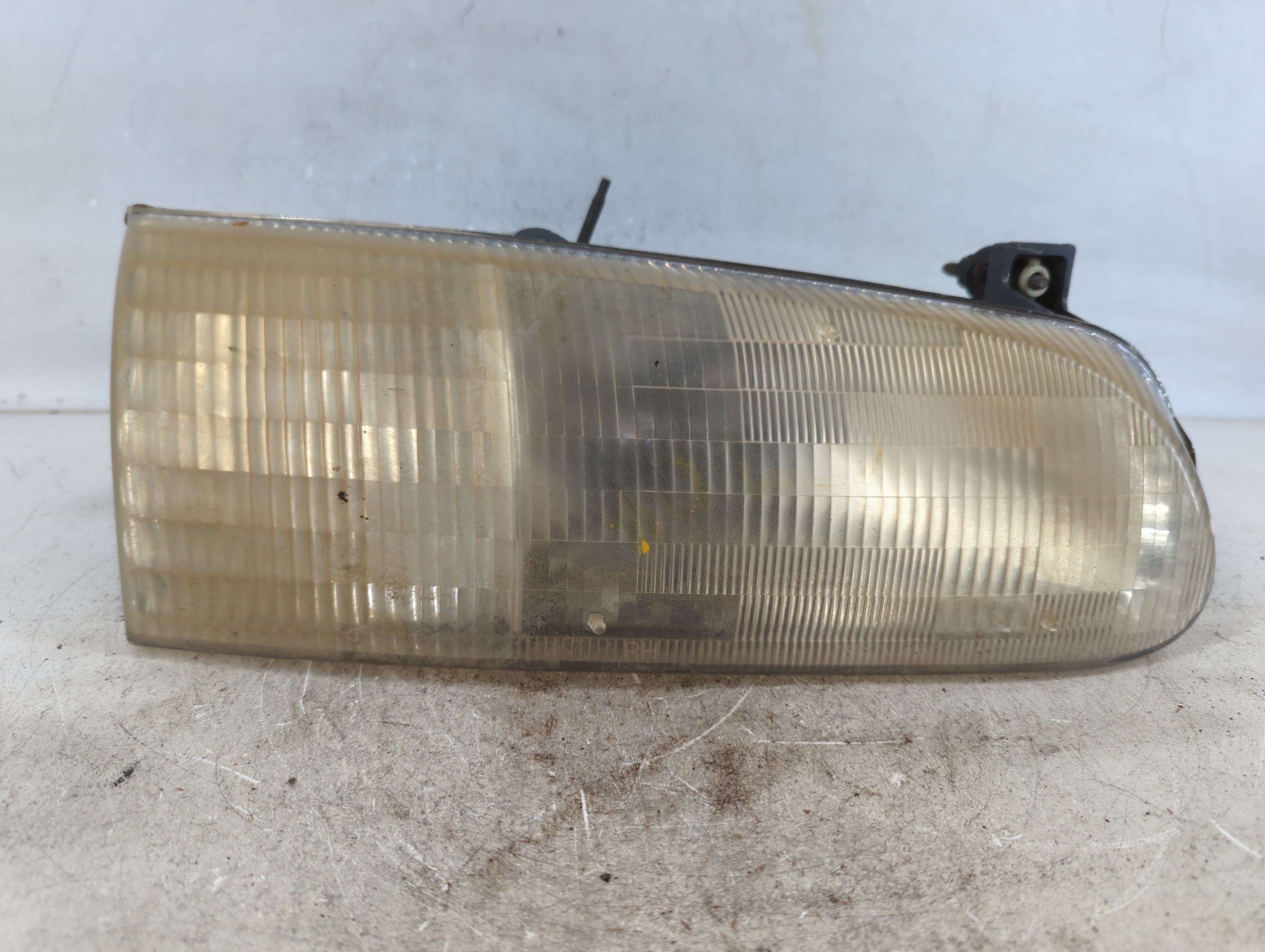 Picture of 1995-1997 Ford Windstar Driver Left Oem Head Light Headlight Lamp 775900