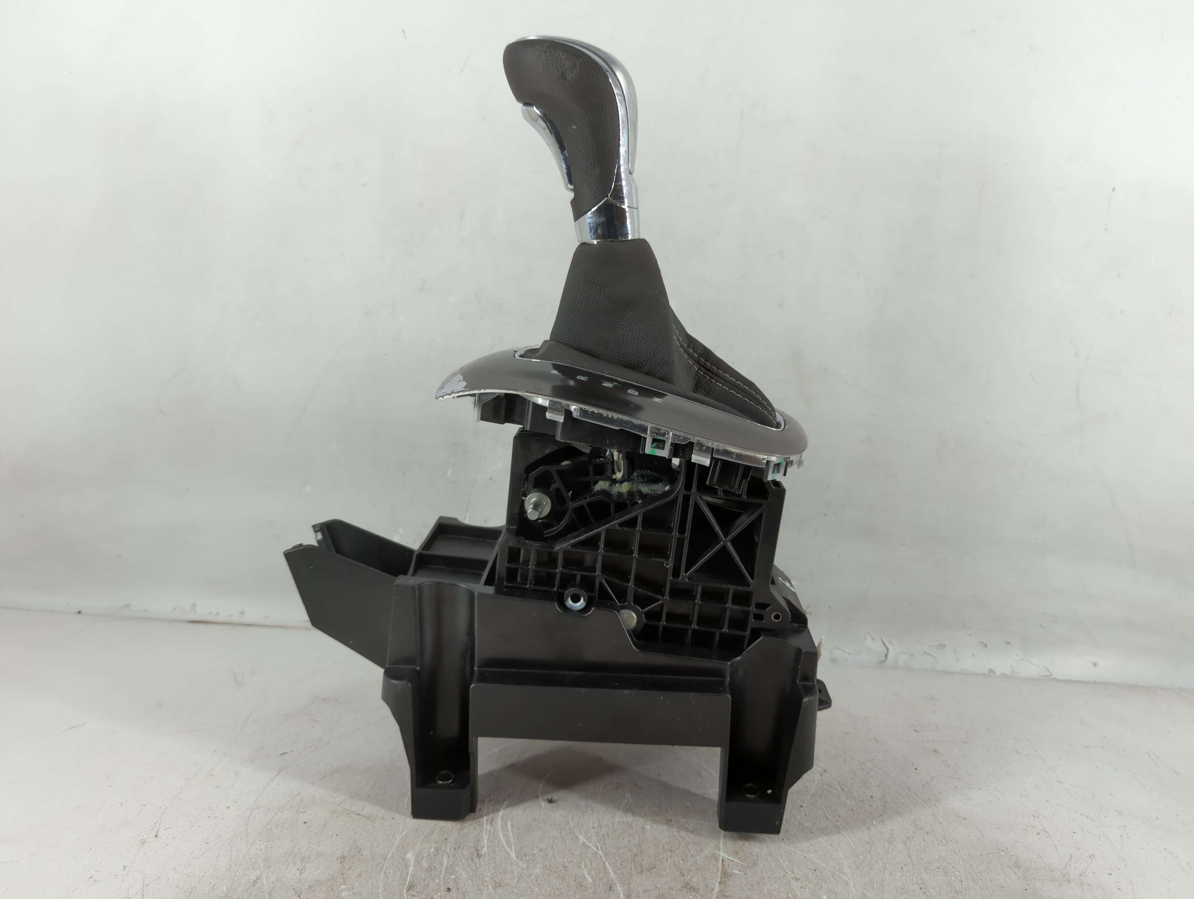 Picture of 2014 Buick Encore Floor Console Assembly Shifter 776033