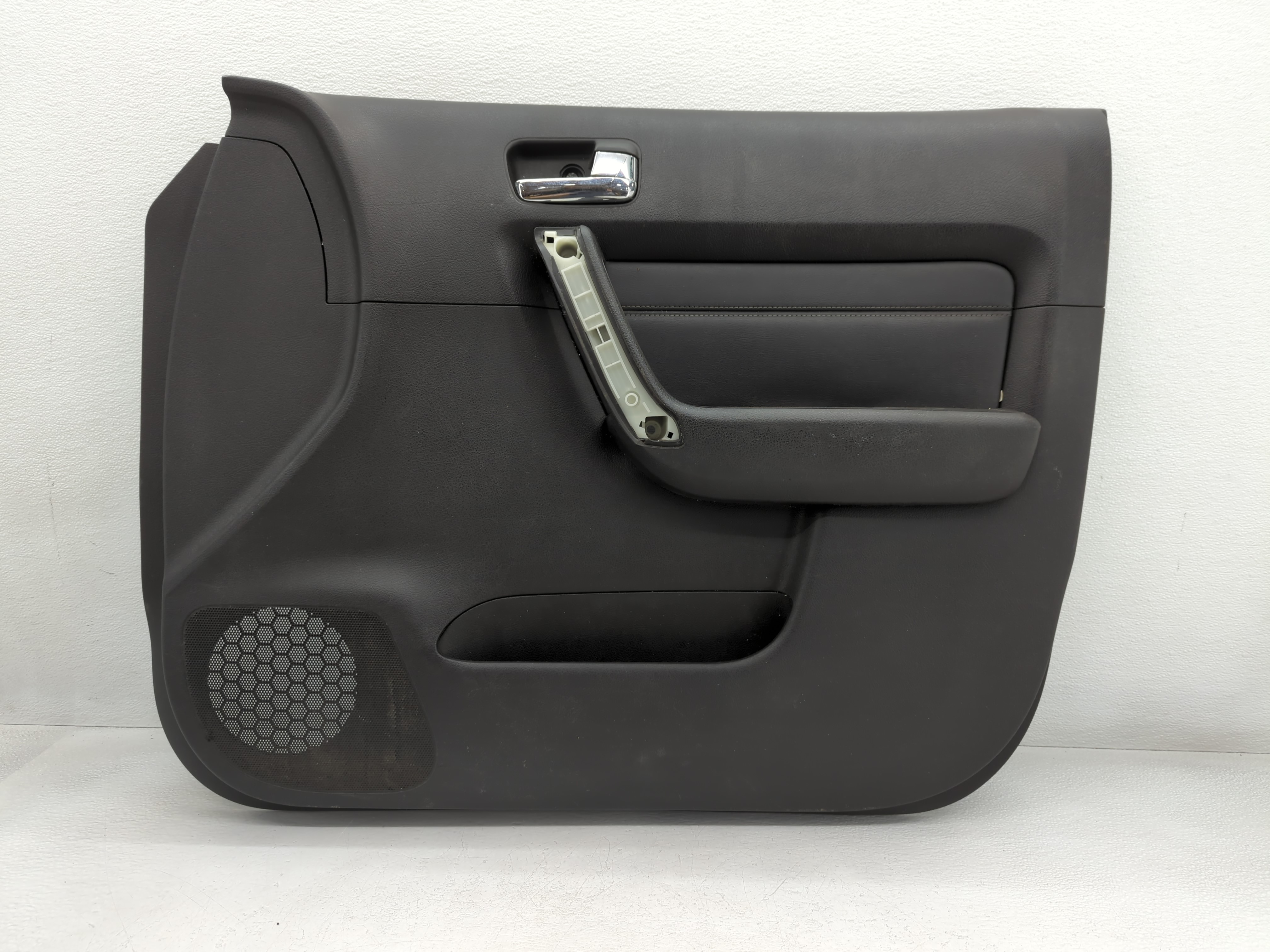 2006 Hummer H3 Front Right Passenger Interior Door Panel Trim 776086 - Oemusedautoparts1.com
