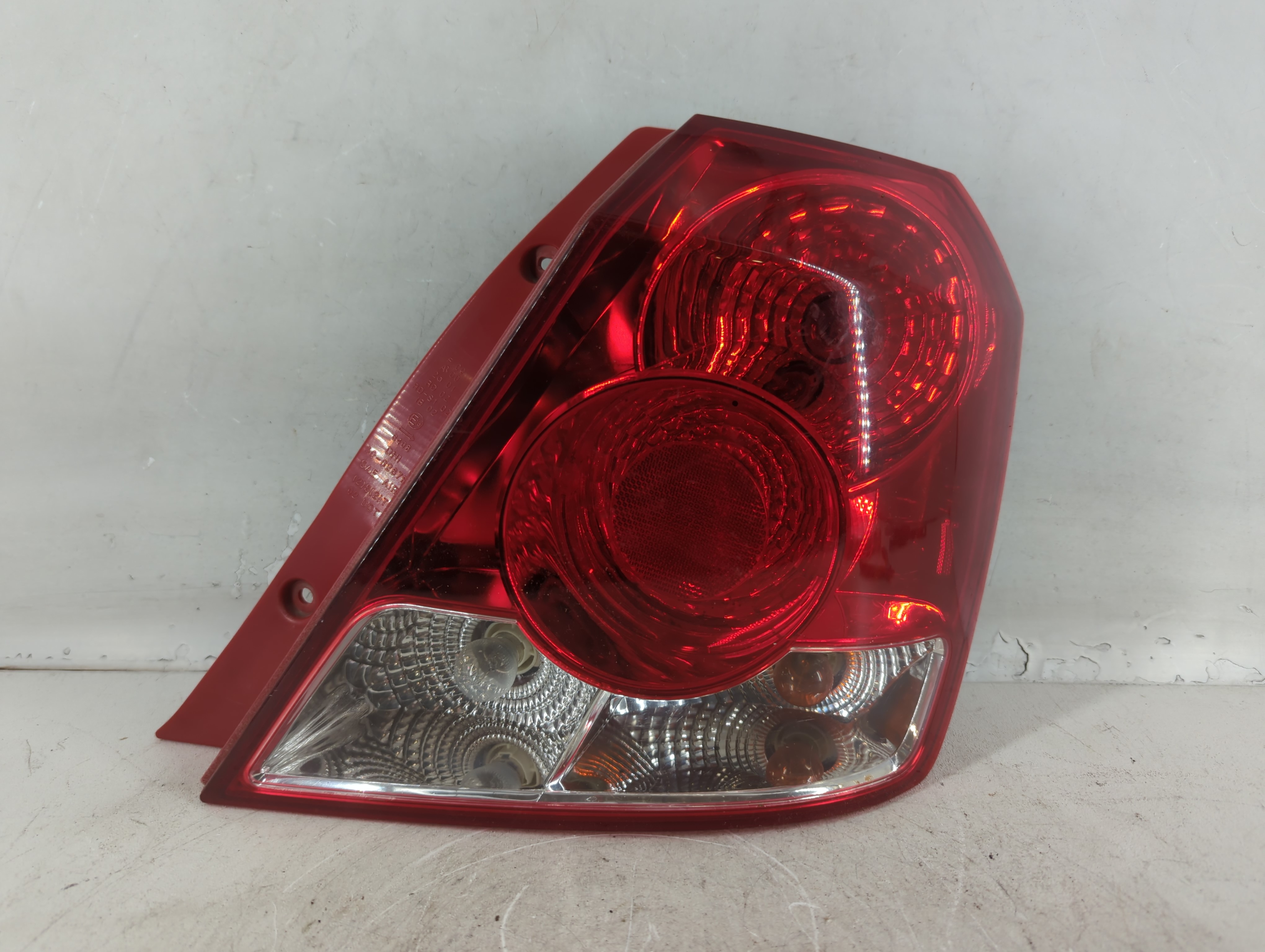 Picture of 2004-2006 Chevrolet Aveo Rear Center Lid Brake Light Tail Light 776103