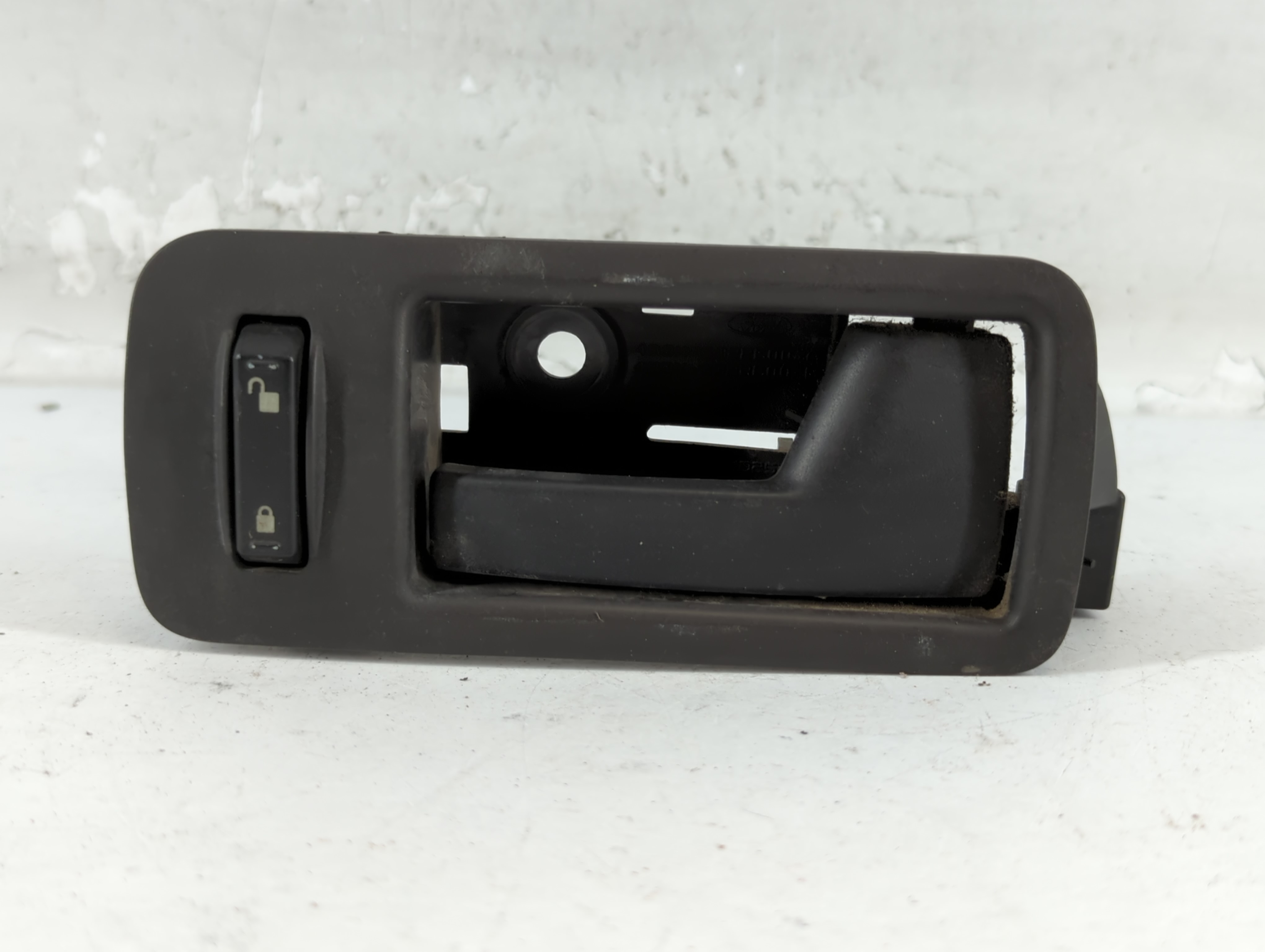2010 Ford Mustang Passenger Side Front Inside Door Handle Oem Black 776198 - Oemusedautoparts1.com