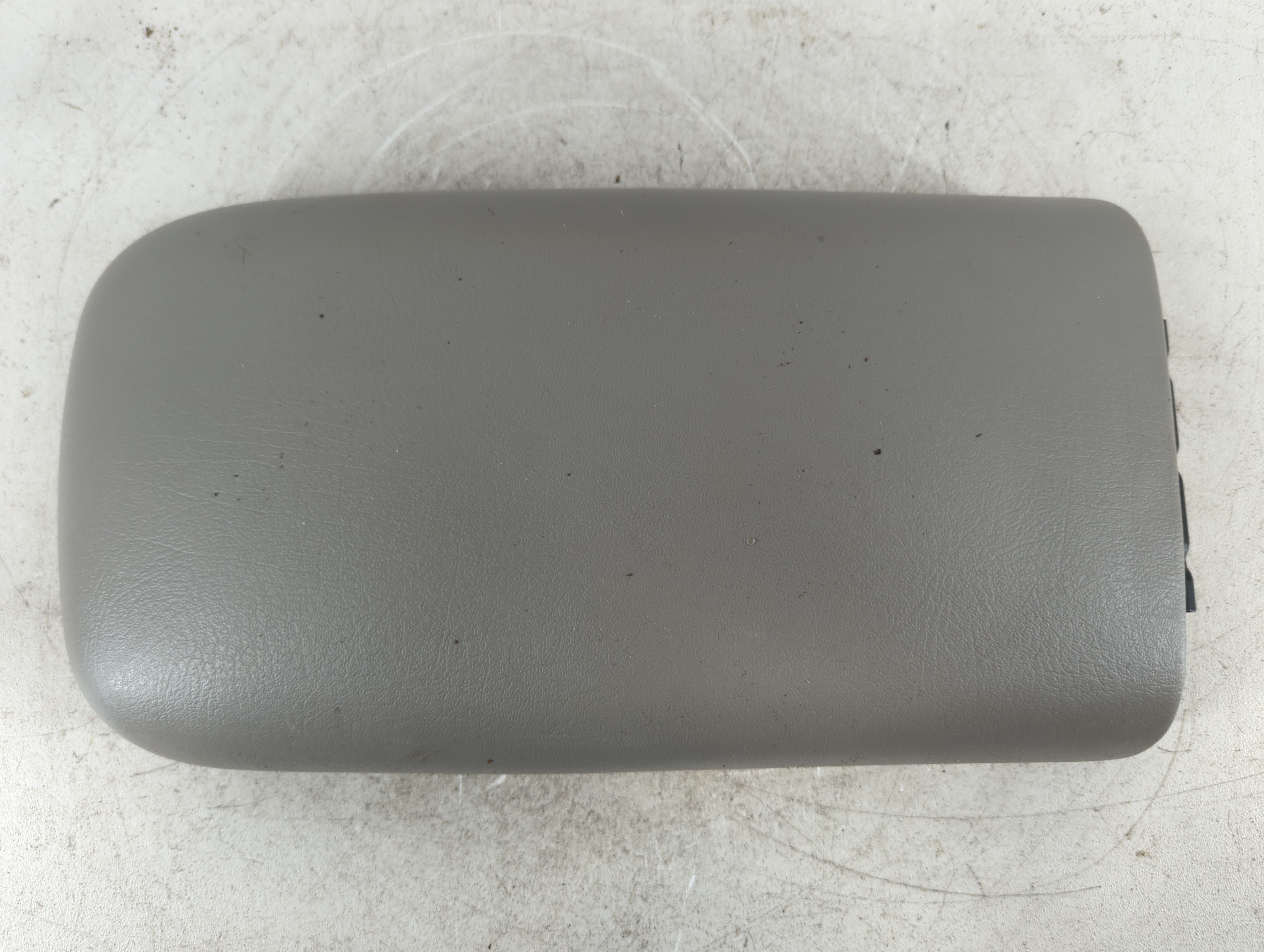 2005 Gmc Envoy Xl Center Console Armrest Cover Lid Grey 776266 - Oemusedautoparts1.com