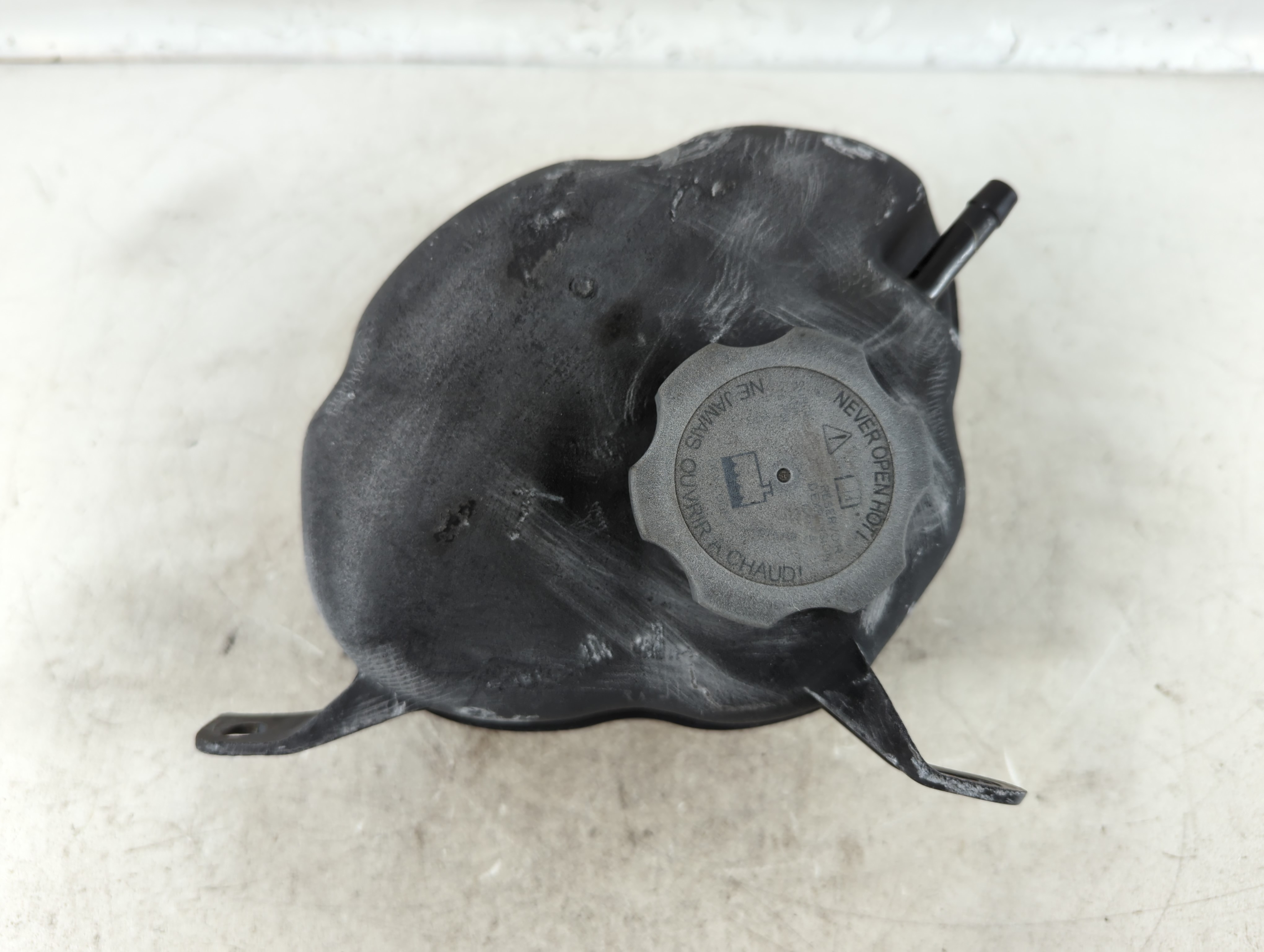 2010-2010 Chevrolet Equinox Windshield Washer Fluid Reservoir Bottle Oem 776523 - Oemusedautoparts1.com