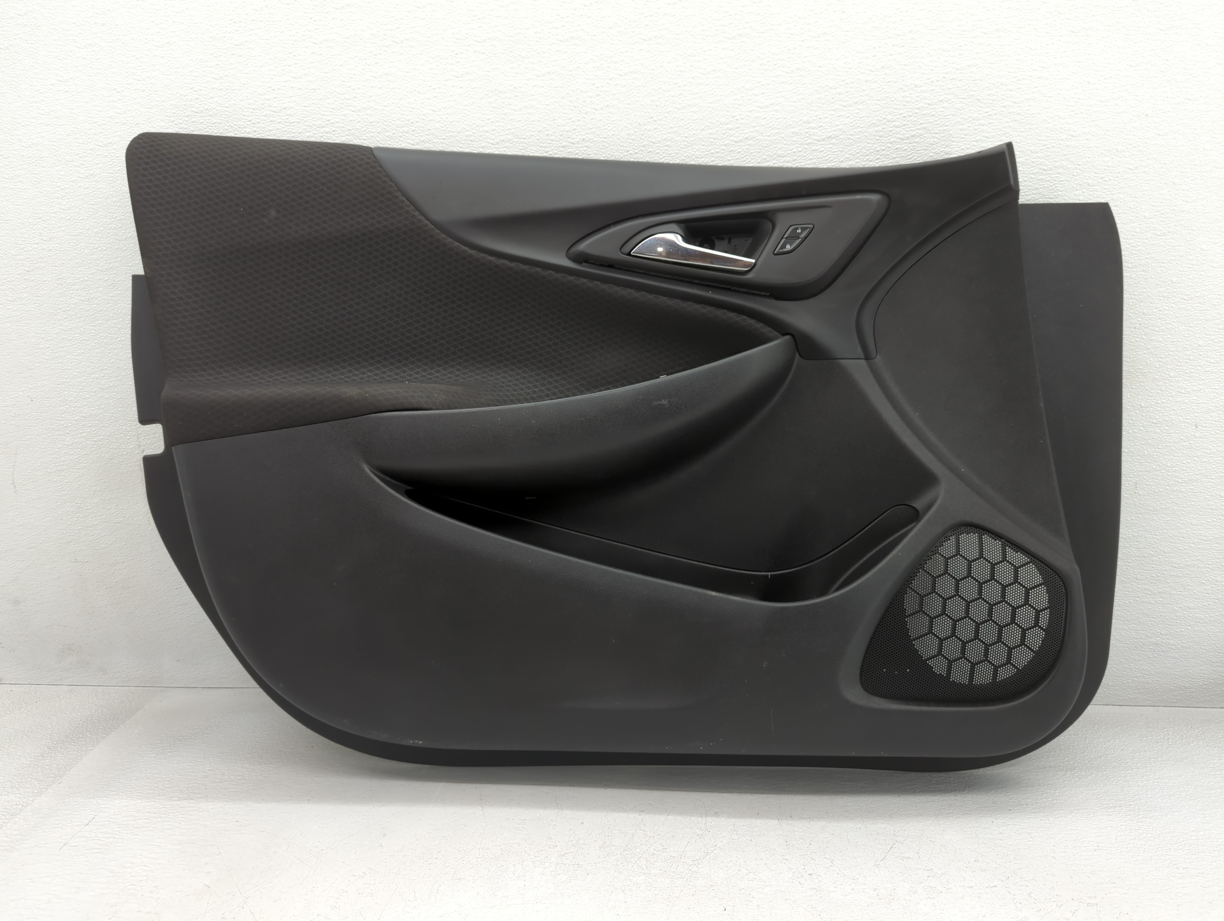 2018 Chevrolet Malibu Front Right Passenger Interior Door Panel Trim 776569 - Oemusedautoparts1.com