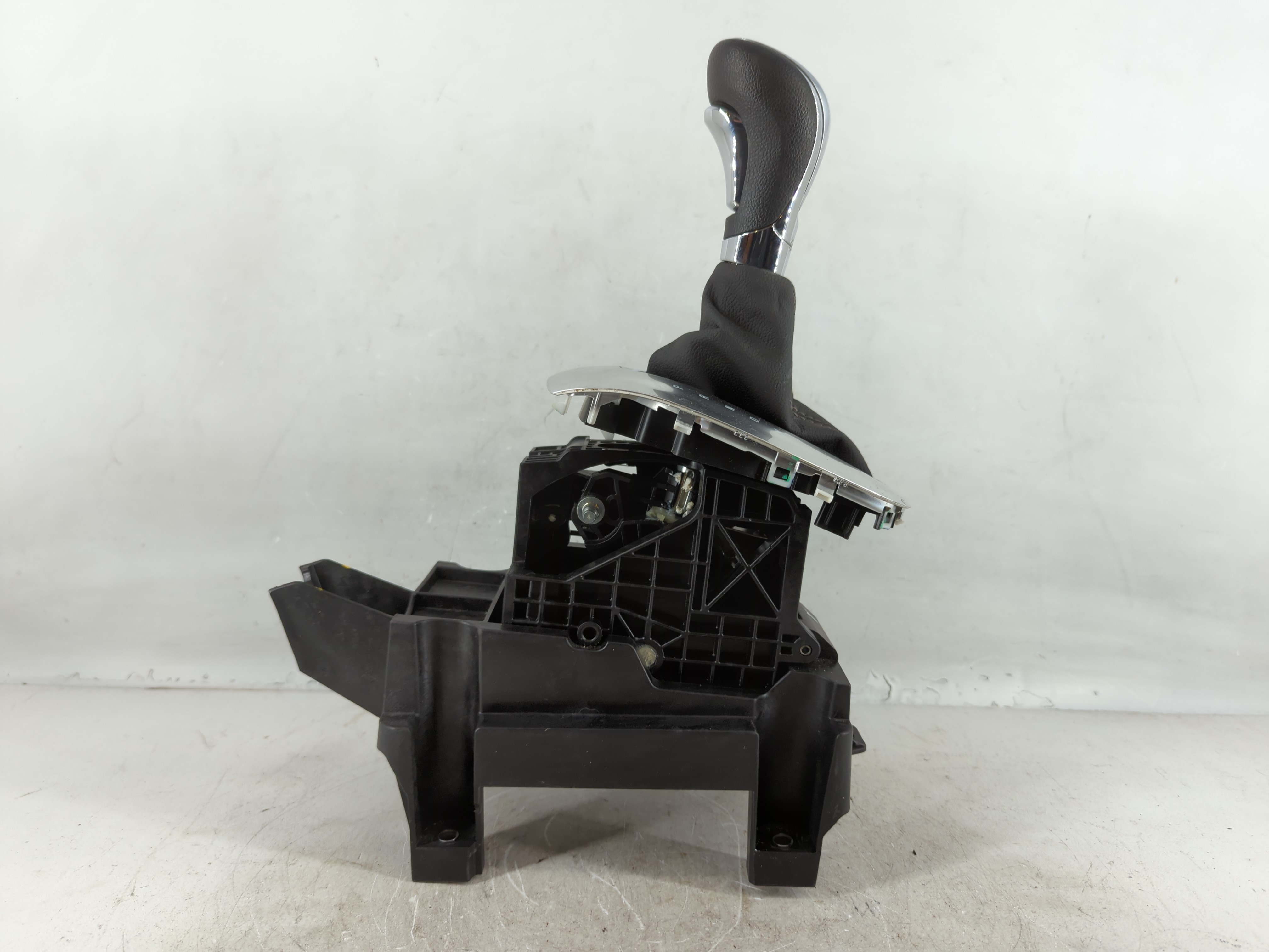 Picture of 2015 Buick Encore Floor Console Assembly Shifter 776616