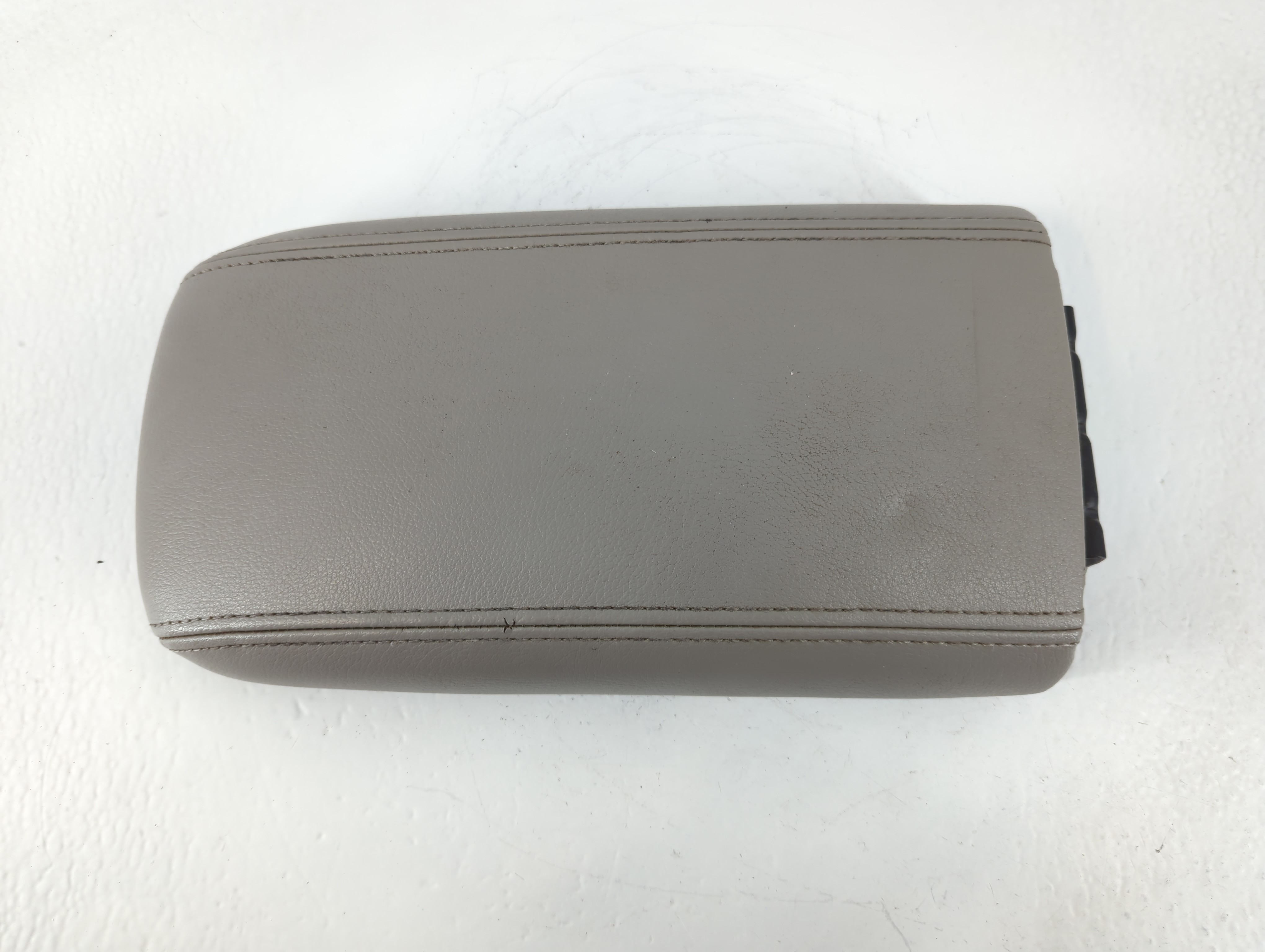 2006 Chevrolet Trailblazer Center Console Armrest Cover Lid Grey 776680 - Oemusedautoparts1.com