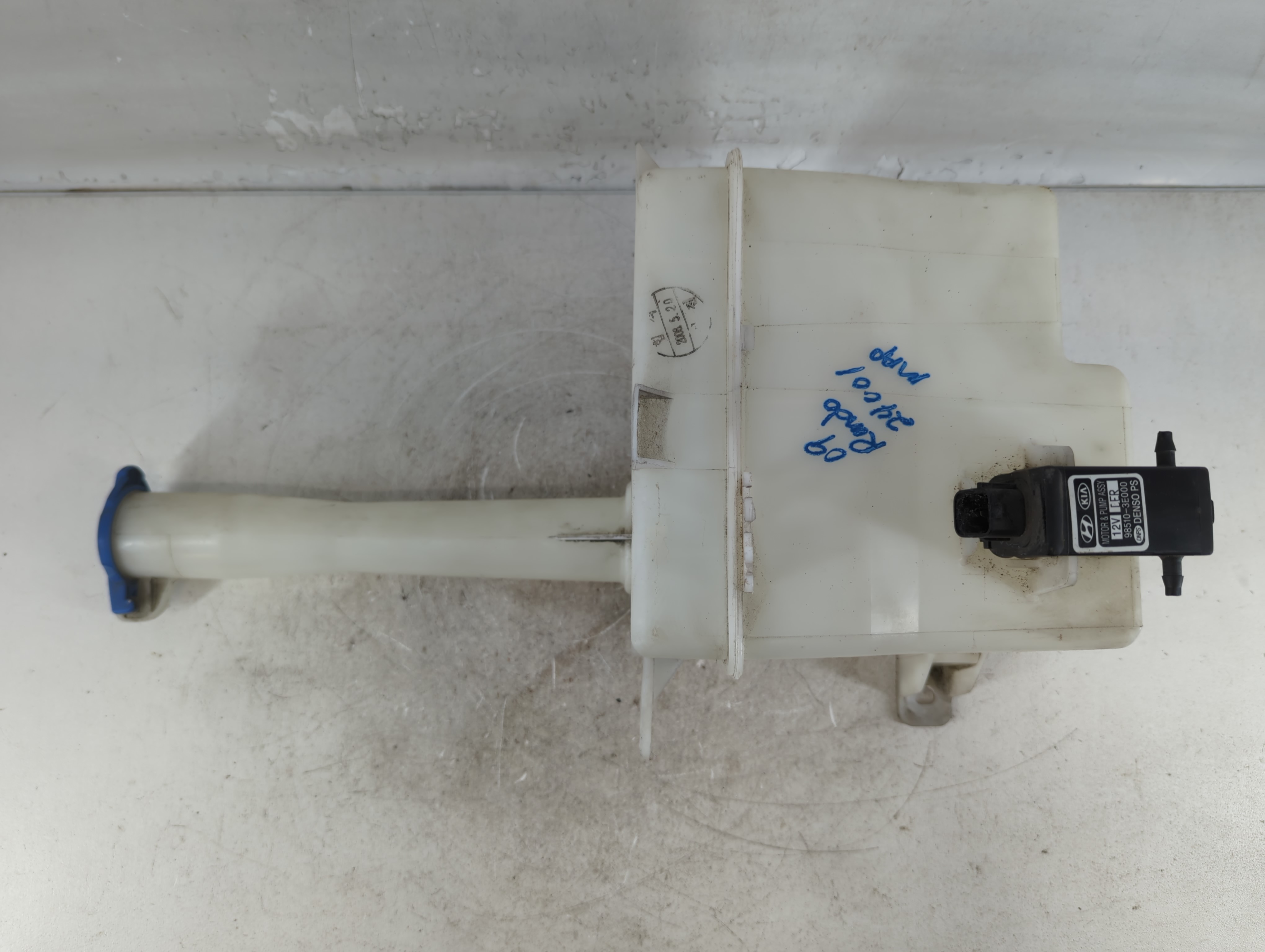 Picture of 2008-2012 Kia Rondo Windshield Washer Fluid Reservoir Bottle Oem 776693