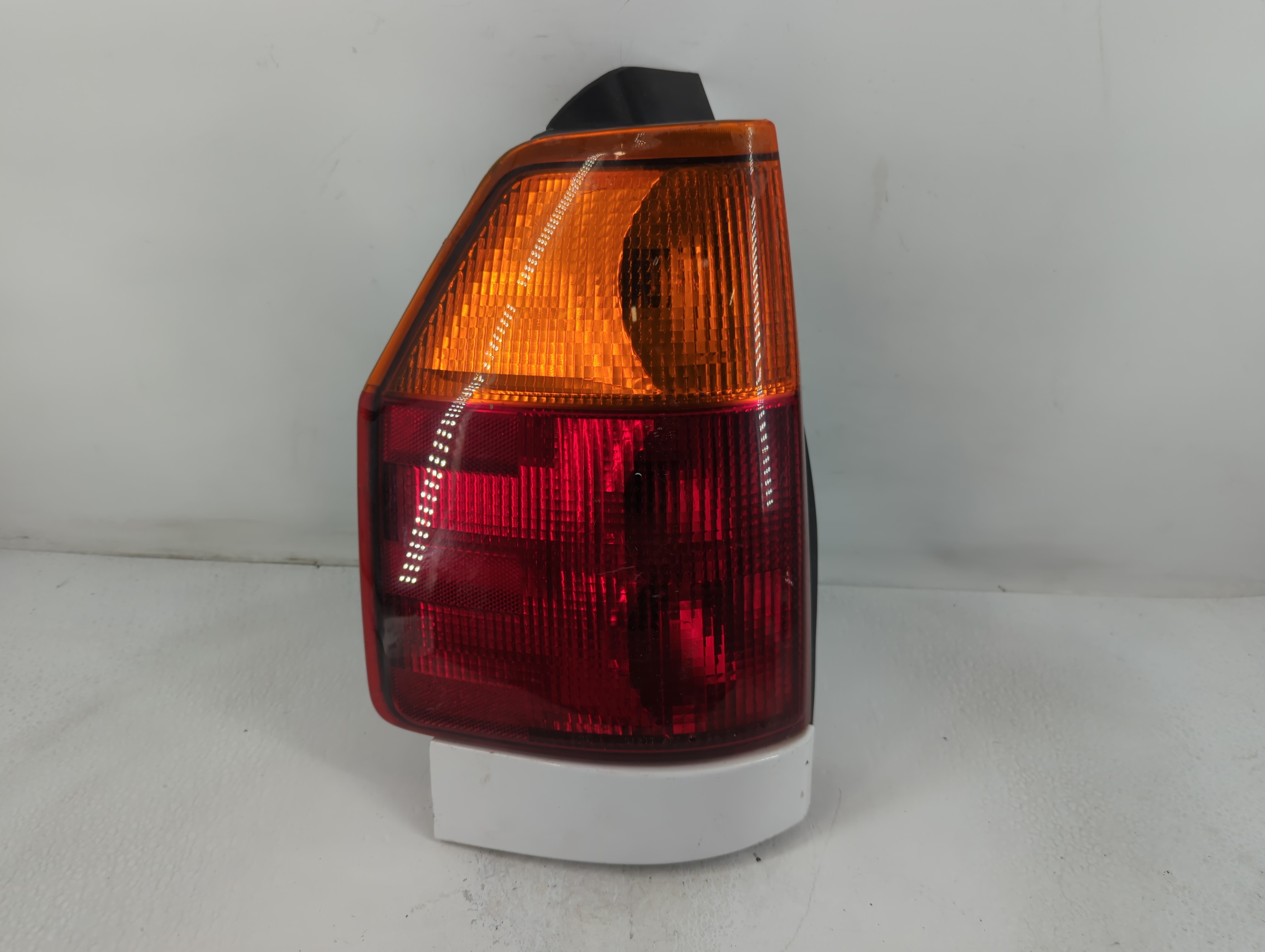 2002-2009 Gmc Envoy Rear Center Lid Brake Light Tail Light 776732 - Oemusedautoparts1.com