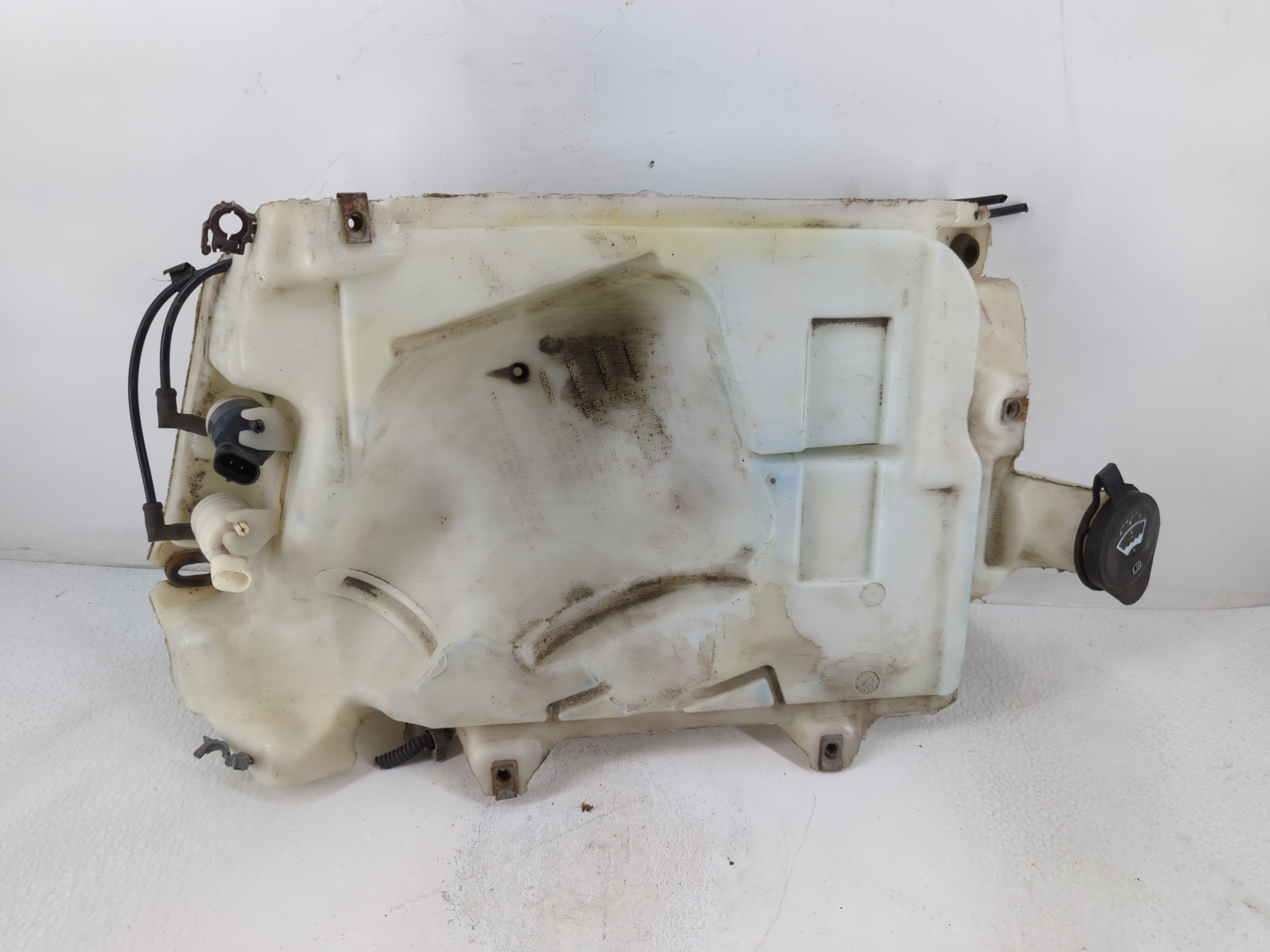 2005-2009 Gmc Envoy Windshield Washer Fluid Reservoir Bottle Oem 776749 - Oemusedautoparts1.com