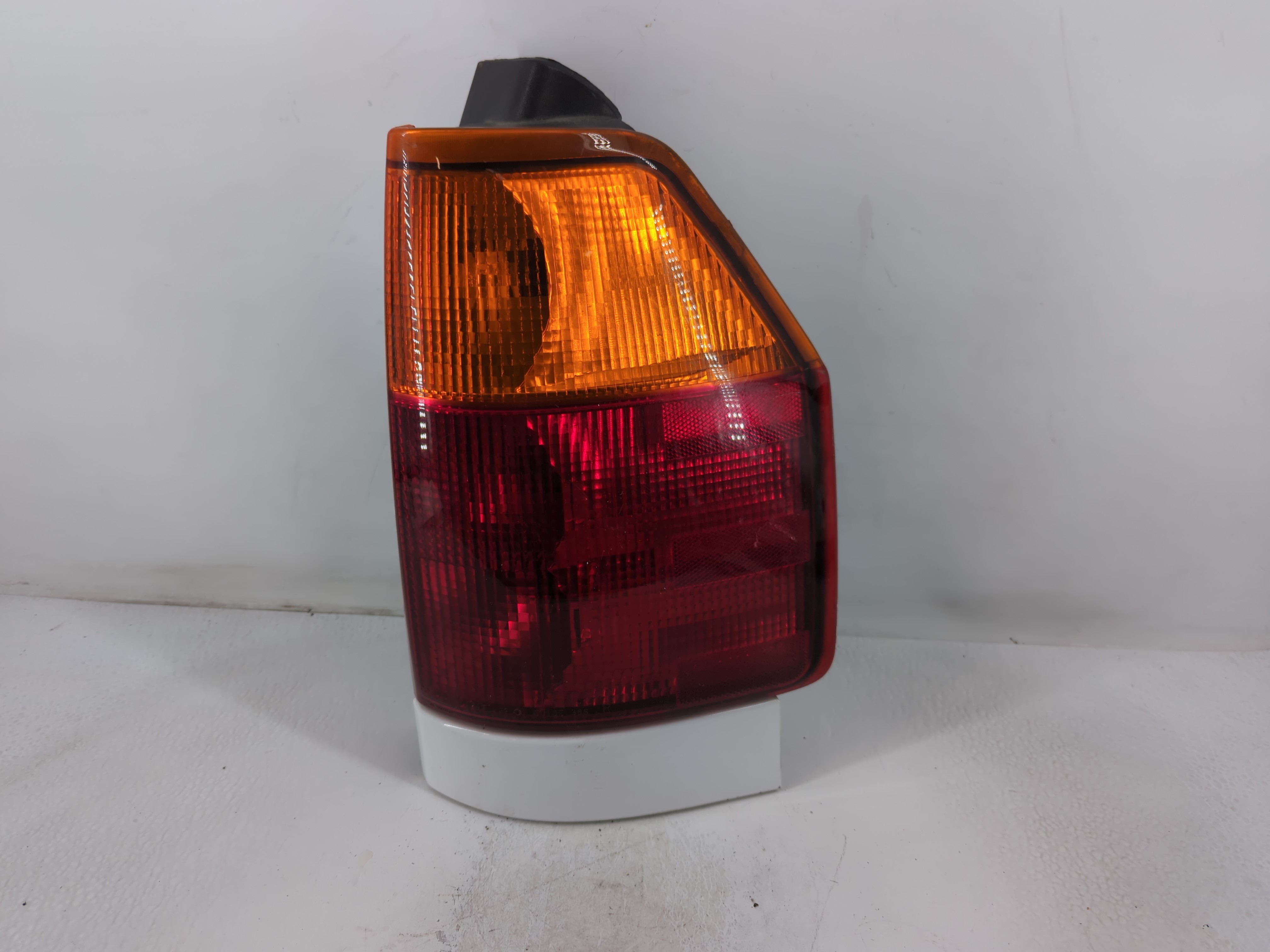 2002-2009 Gmc Envoy Rear Center Lid Brake Light Tail Light 776847 - Oemusedautoparts1.com