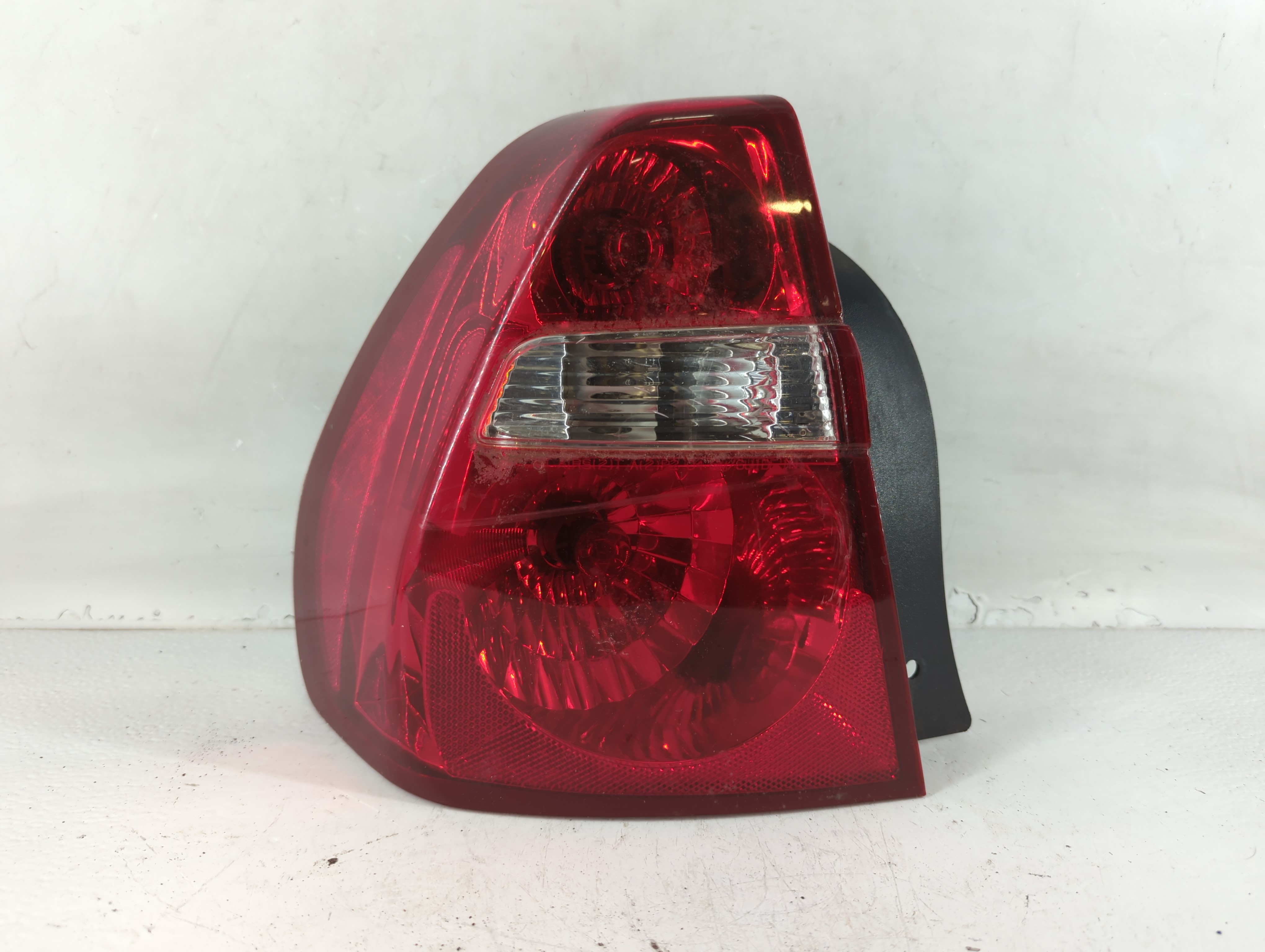 Picture of 2004-2008 Chevrolet Malibu Rear Center Lid Brake Light Tail Light 776982