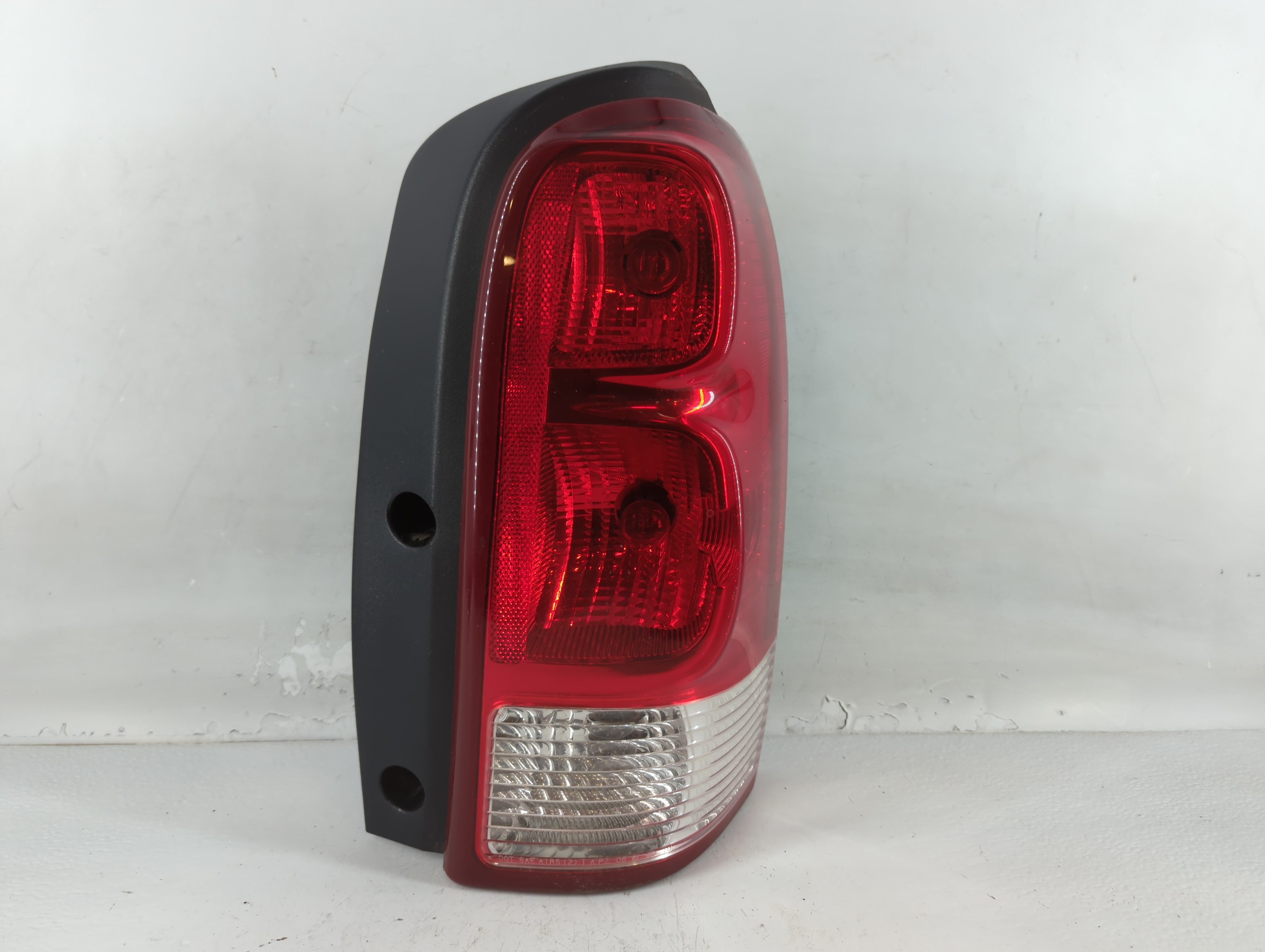 2005-2009 Chevrolet Uplander Rear Center Lid Brake Light Tail Light 777119 - Oemusedautoparts1.com