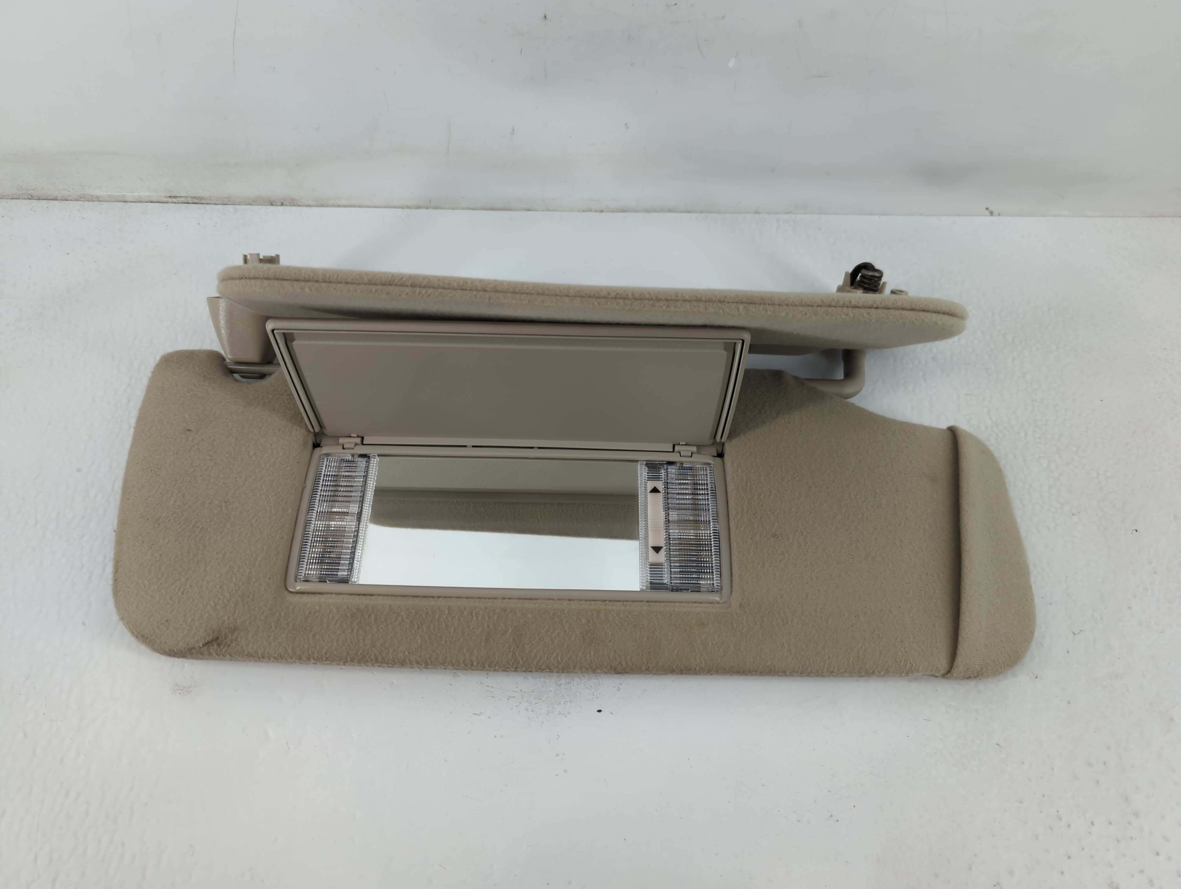 Picture of 2002-2002 Cadillac Escalade Driver Sun Visor Mirror Left Sunvisor 777185