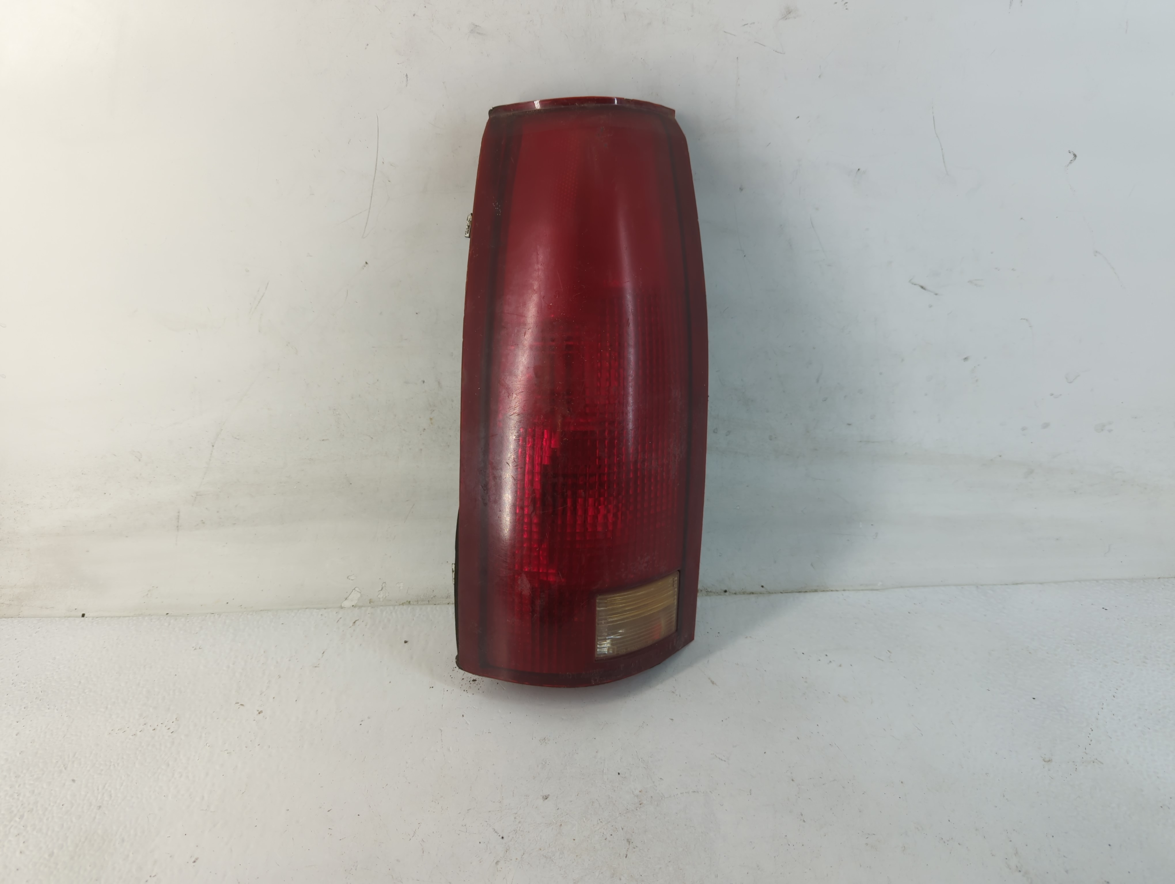 1995-2000 Chevrolet Tahoe Driver Left Side Tail Light Taillight Oem 777783 - Oemusedautoparts1.com