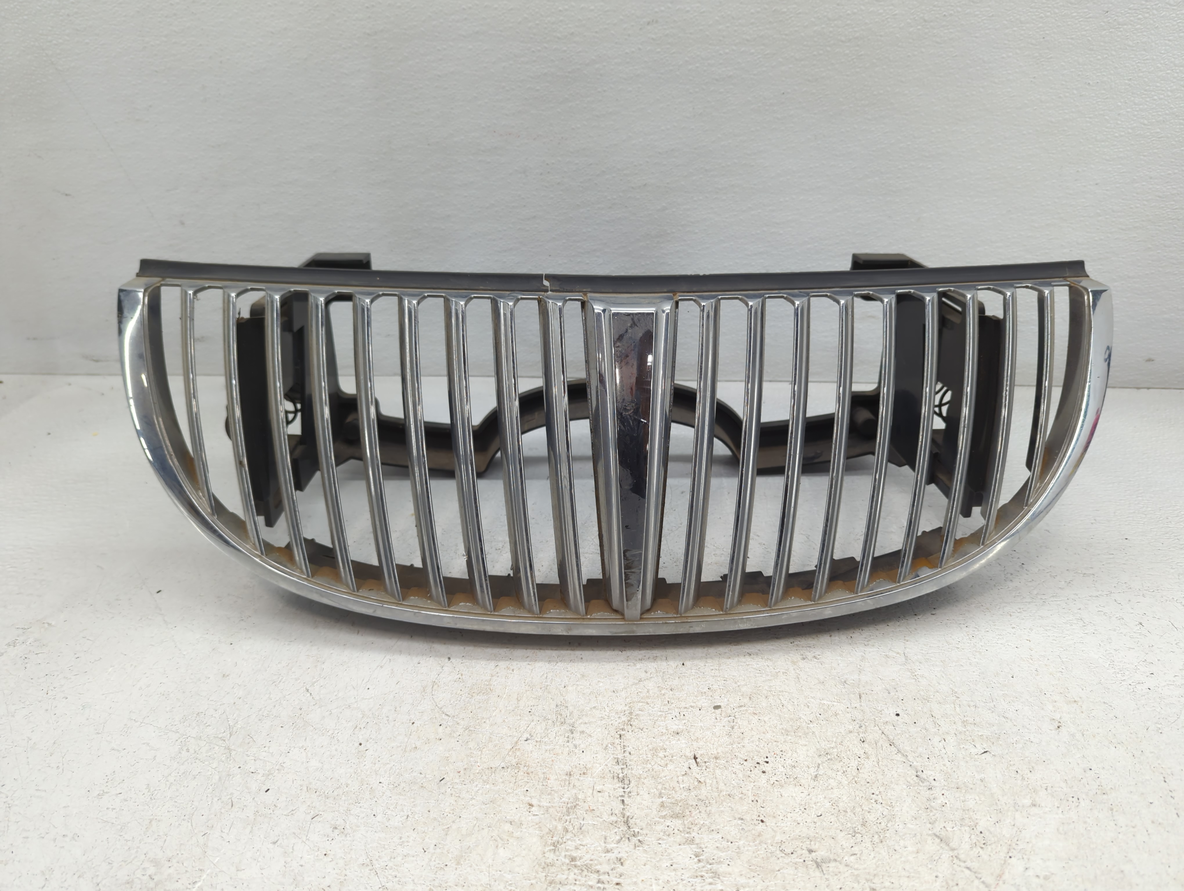 1998-1999 Lincoln Town Car Front Bumper Grille Cover 777788 - Oemusedautoparts1.com