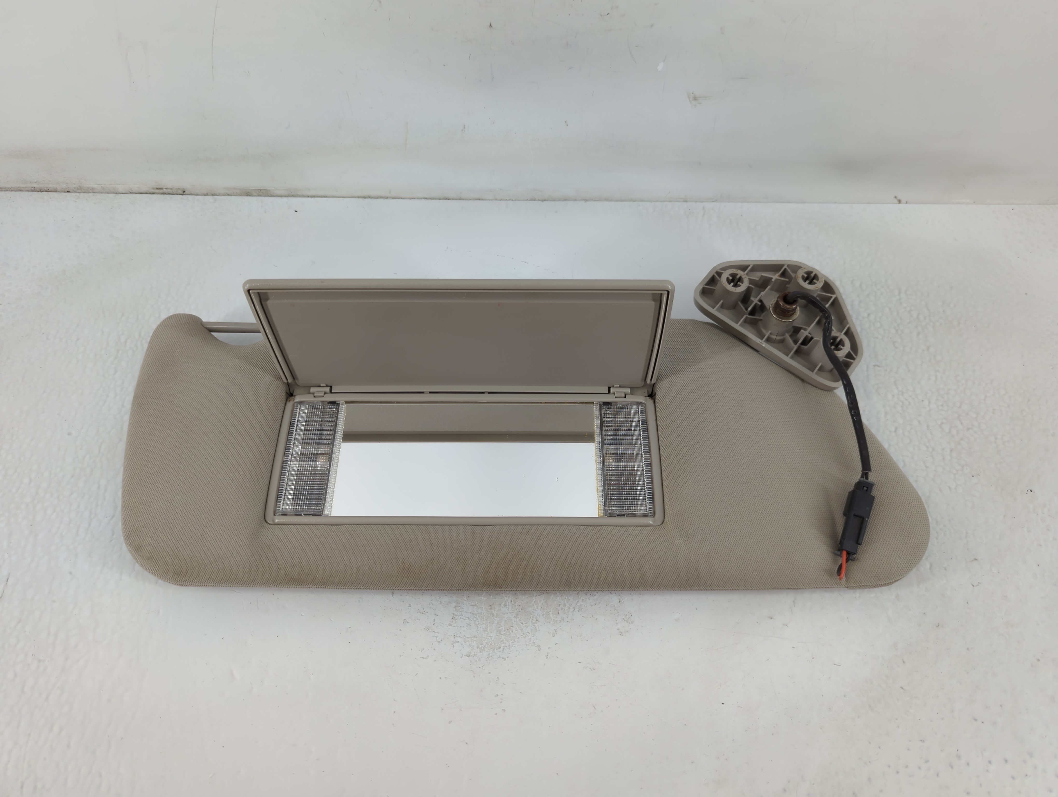 2006 Hummer H3 Passenger Sun Visor Mirror Right Sunvisor Beige 777792 - Oemusedautoparts1.com