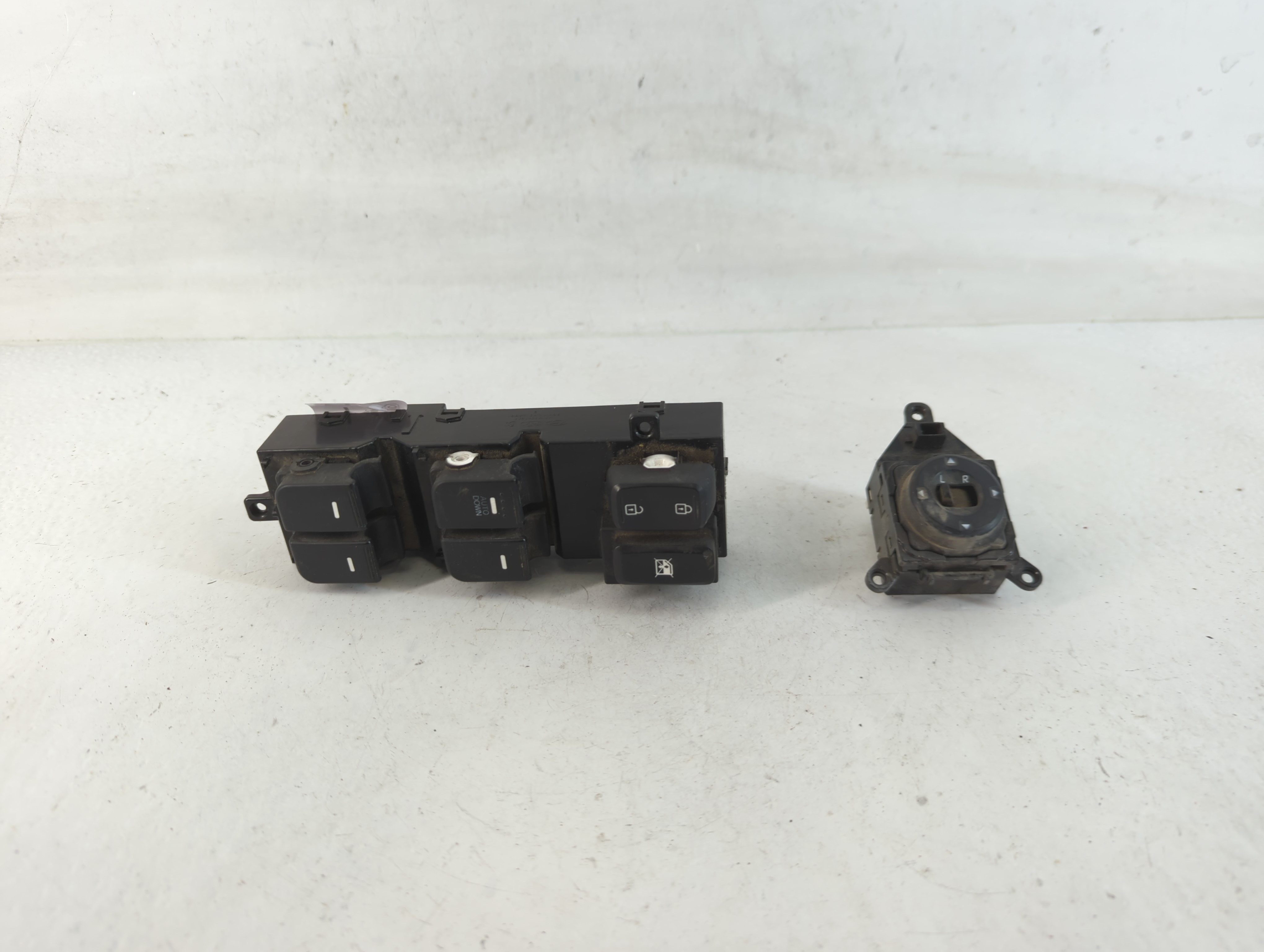 2014-2015 Kia Optima Driver Left Door Master Power Window Switch 777807 - Oemusedautoparts1.com