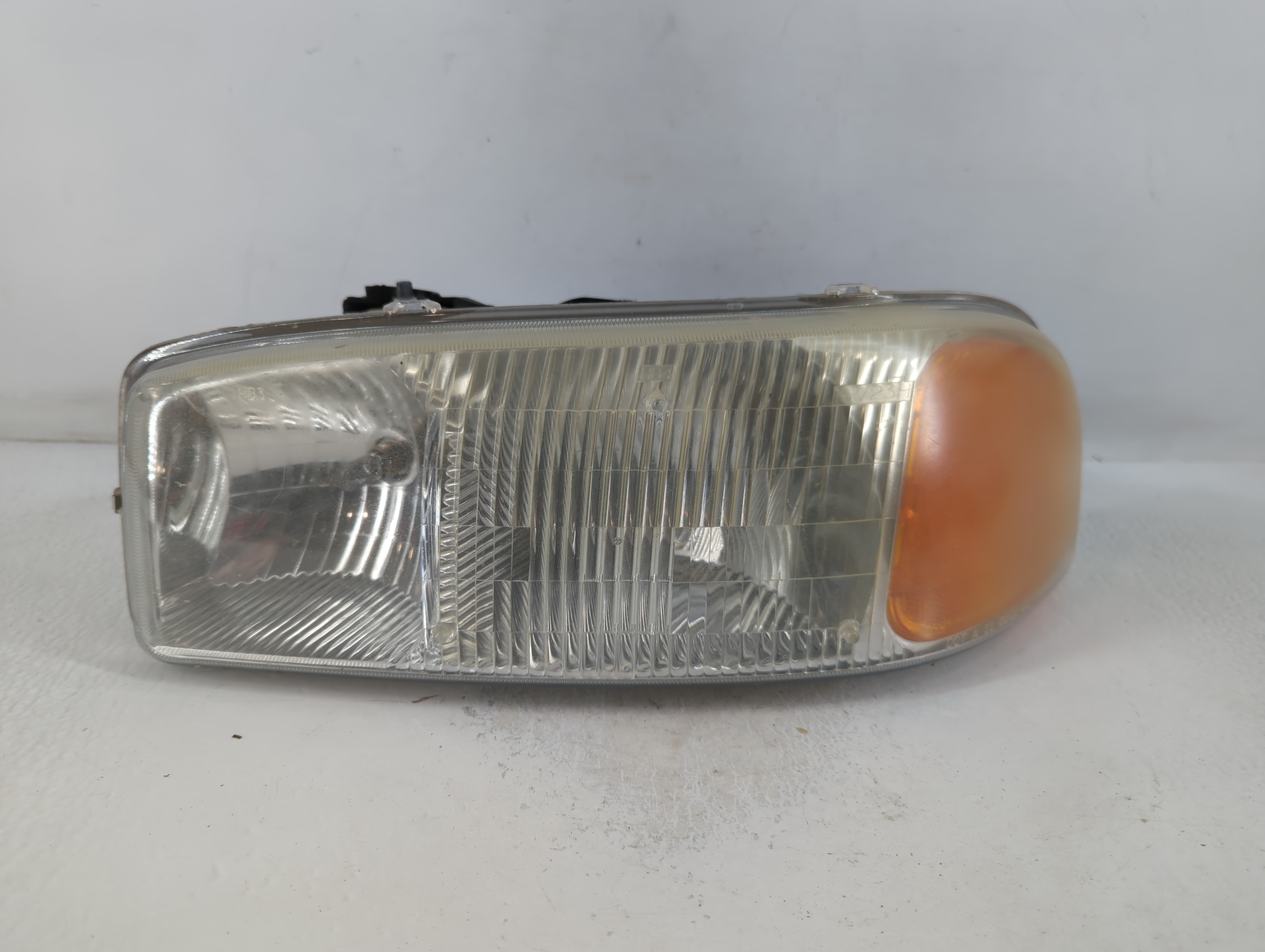 2007-2007 Gmc Sierra Passenger Right Oem Head Light Headlight Lamp 778263 - Oemusedautoparts1.com