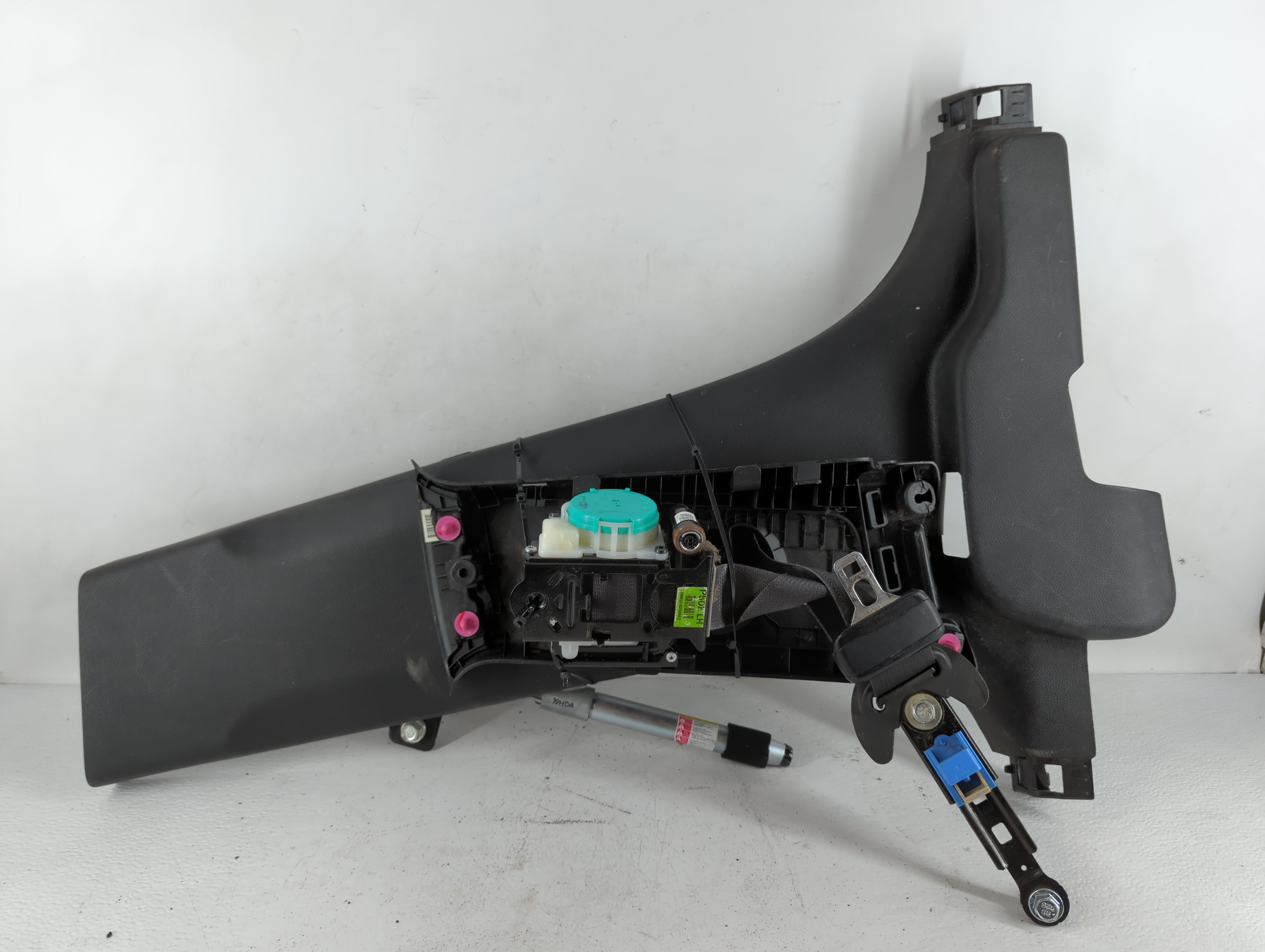 Picture of 2014-2019 Kia Soul Passenger Right Seat Belt Front Retractor 778352