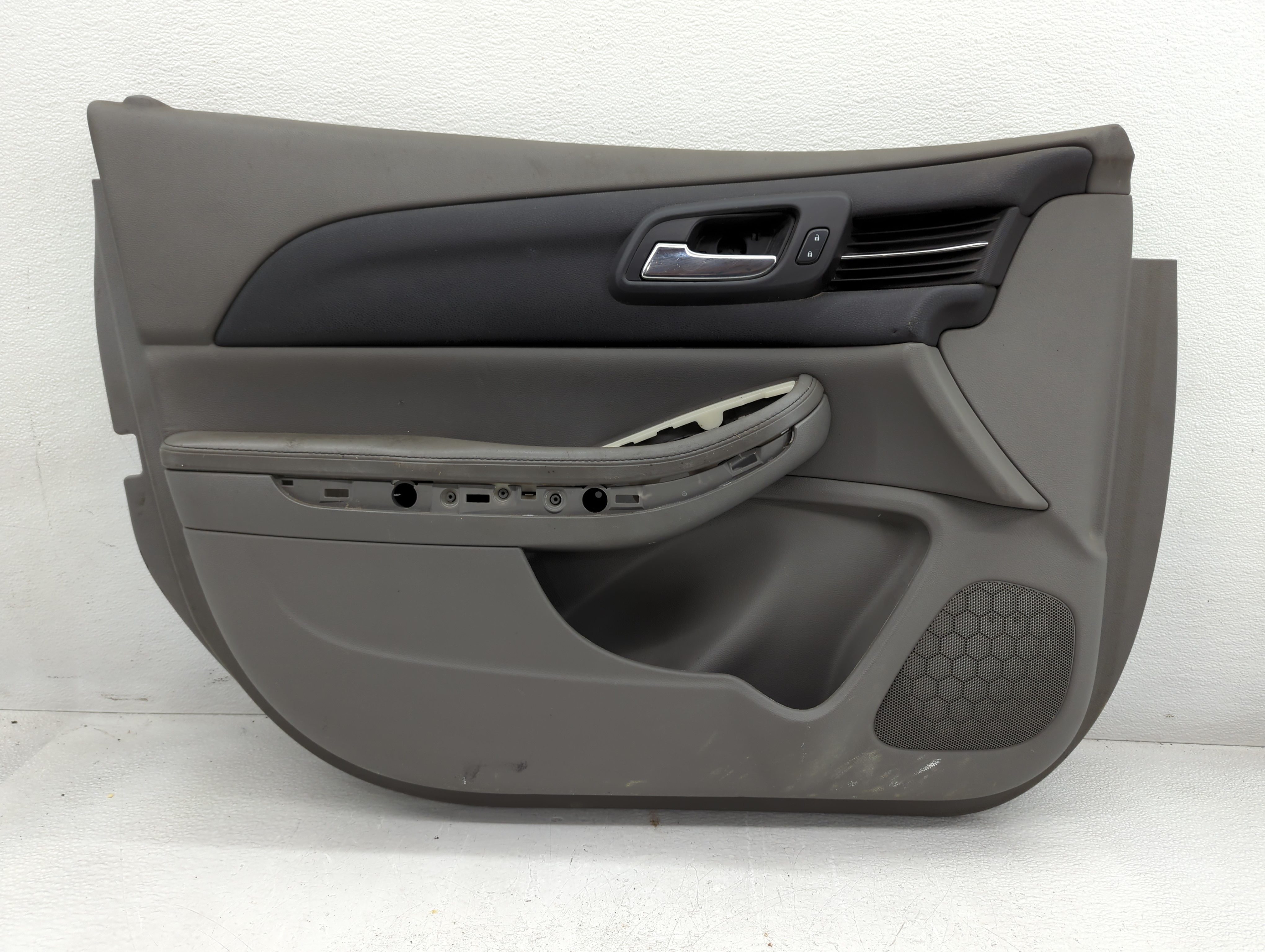 2013 Chevrolet Malibu Front Right Passenger Interior Door Panel Trim 778421 - Oemusedautoparts1.com
