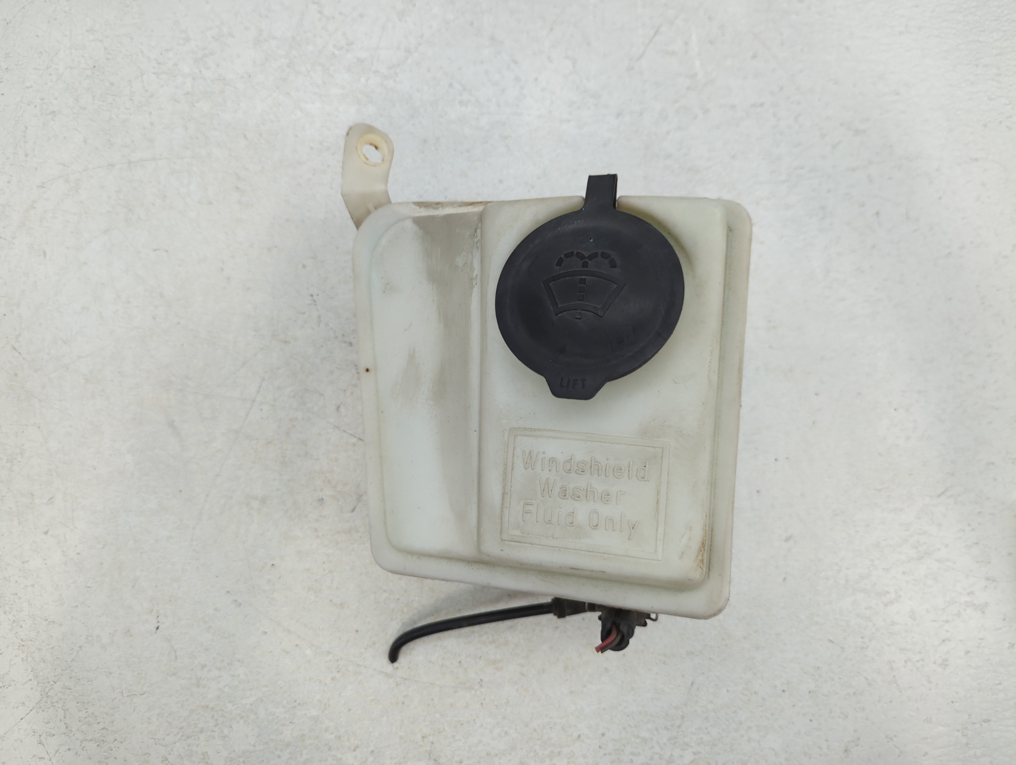1997 Saturn Sl Windshield Washer Fluid Reservoir Bottle Oem 778699 - Oemusedautoparts1.com