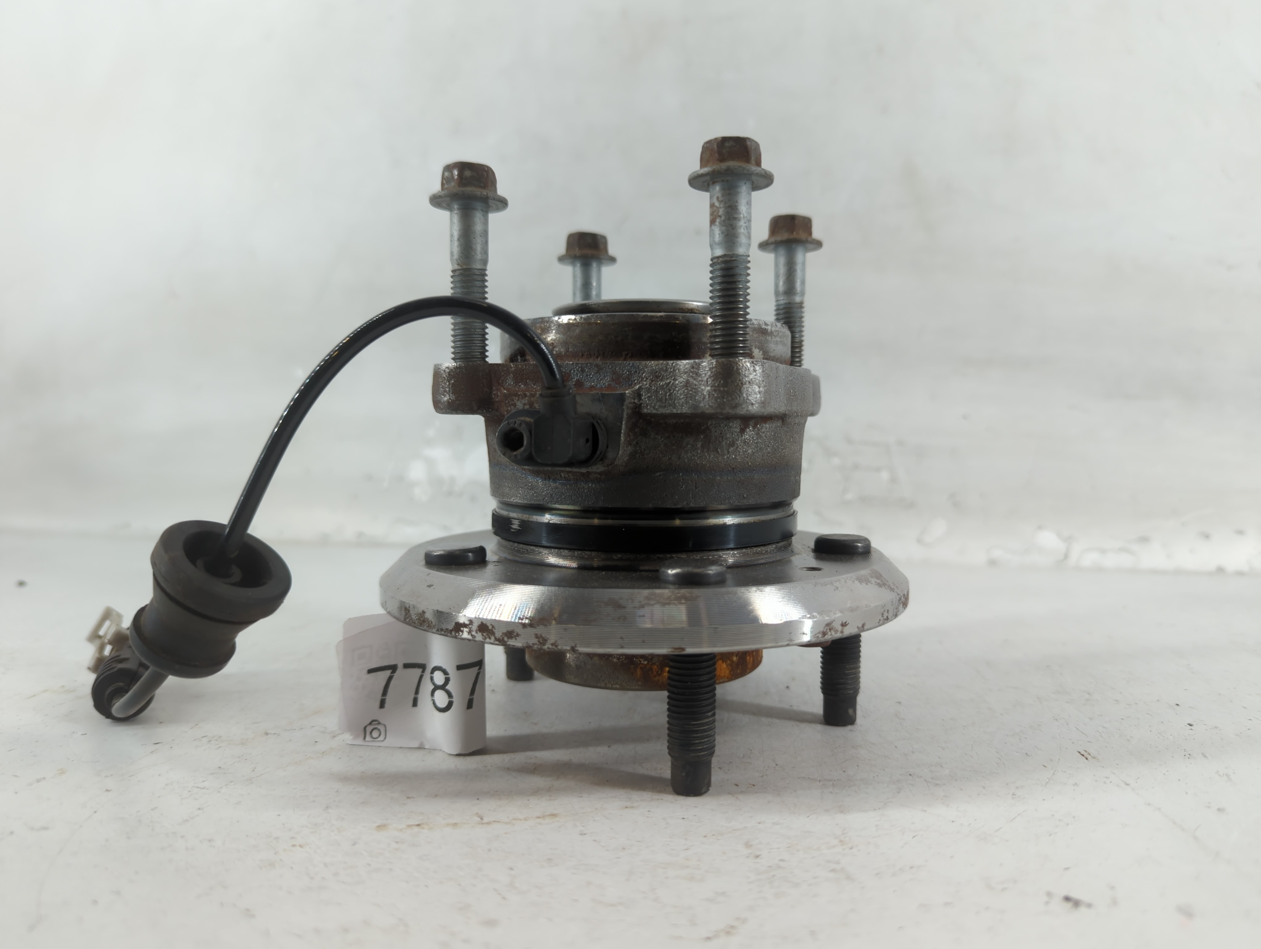 2008-2008 Saturn Vue Driver Rear Wheel Hub Oem 778790 - Oemusedautoparts1.com