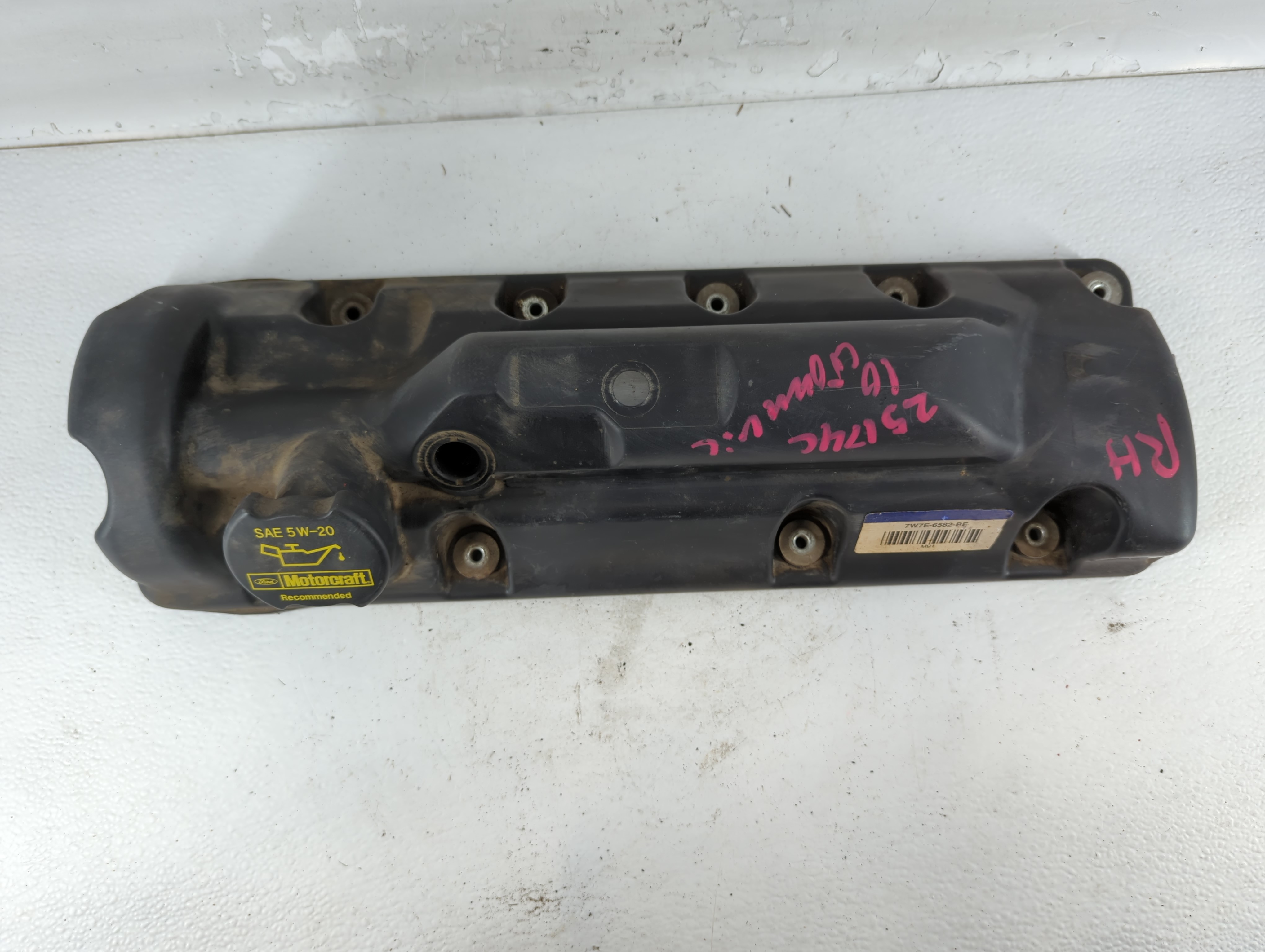 2010 Ford Crown Victoria Passenger Right Cylinder Head Valve Cover 778842 - Oemusedautoparts1.com