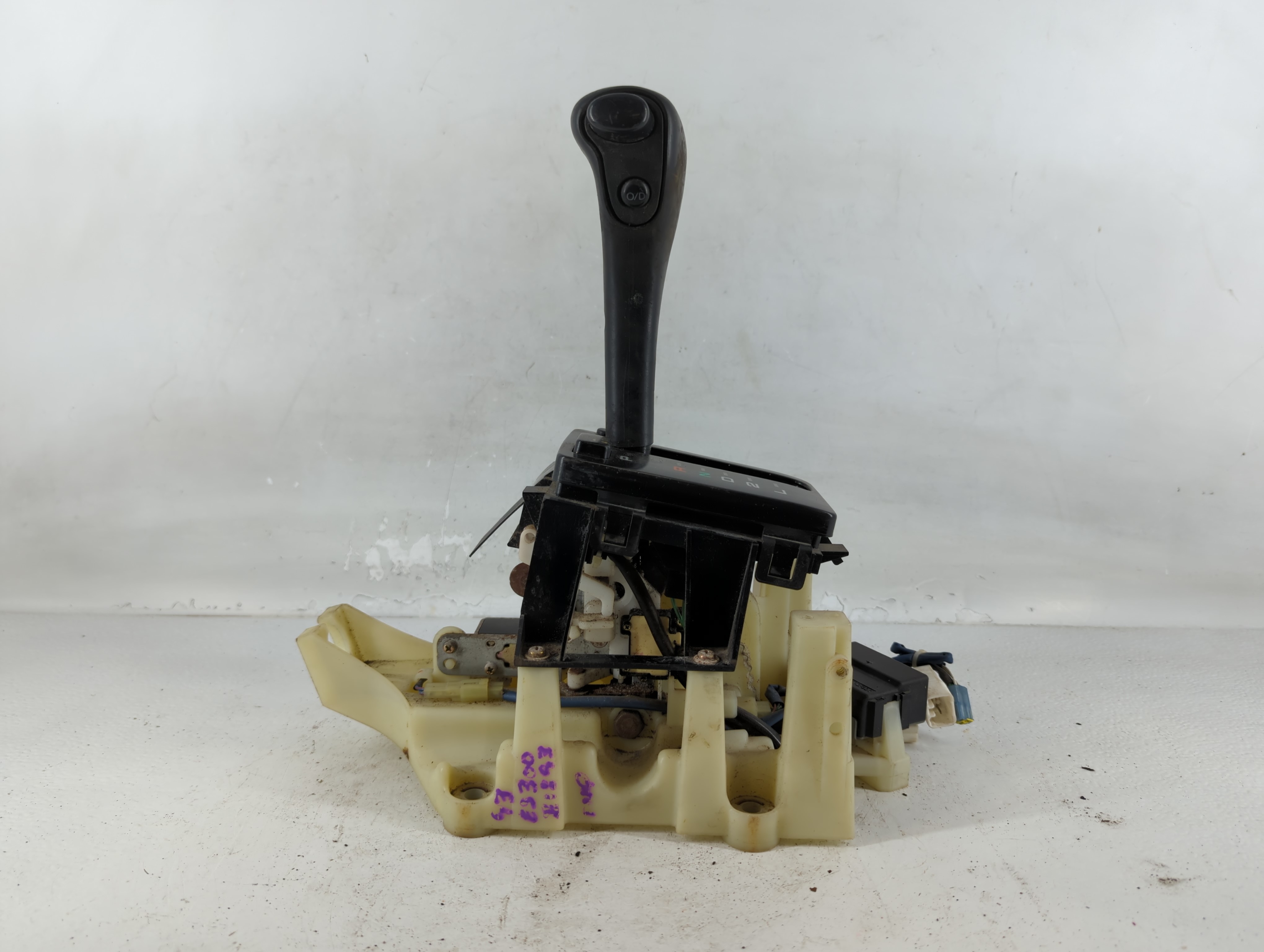 Picture of 1993 Lexus Es300 Floor Console Assembly Shifter 778845