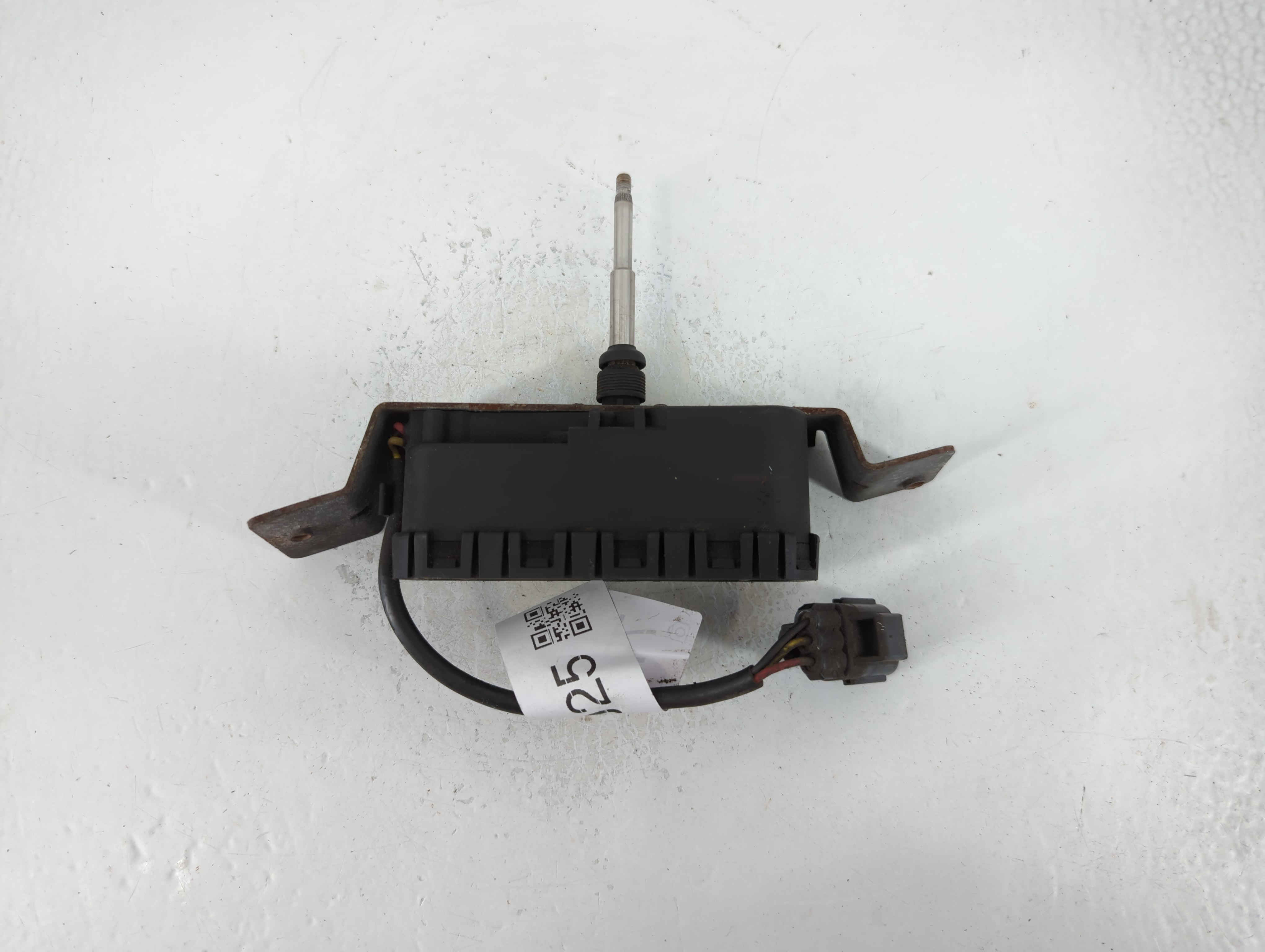 Picture of 2001-2007 Volvo V70 Front Windshield Wiper Motor 778925