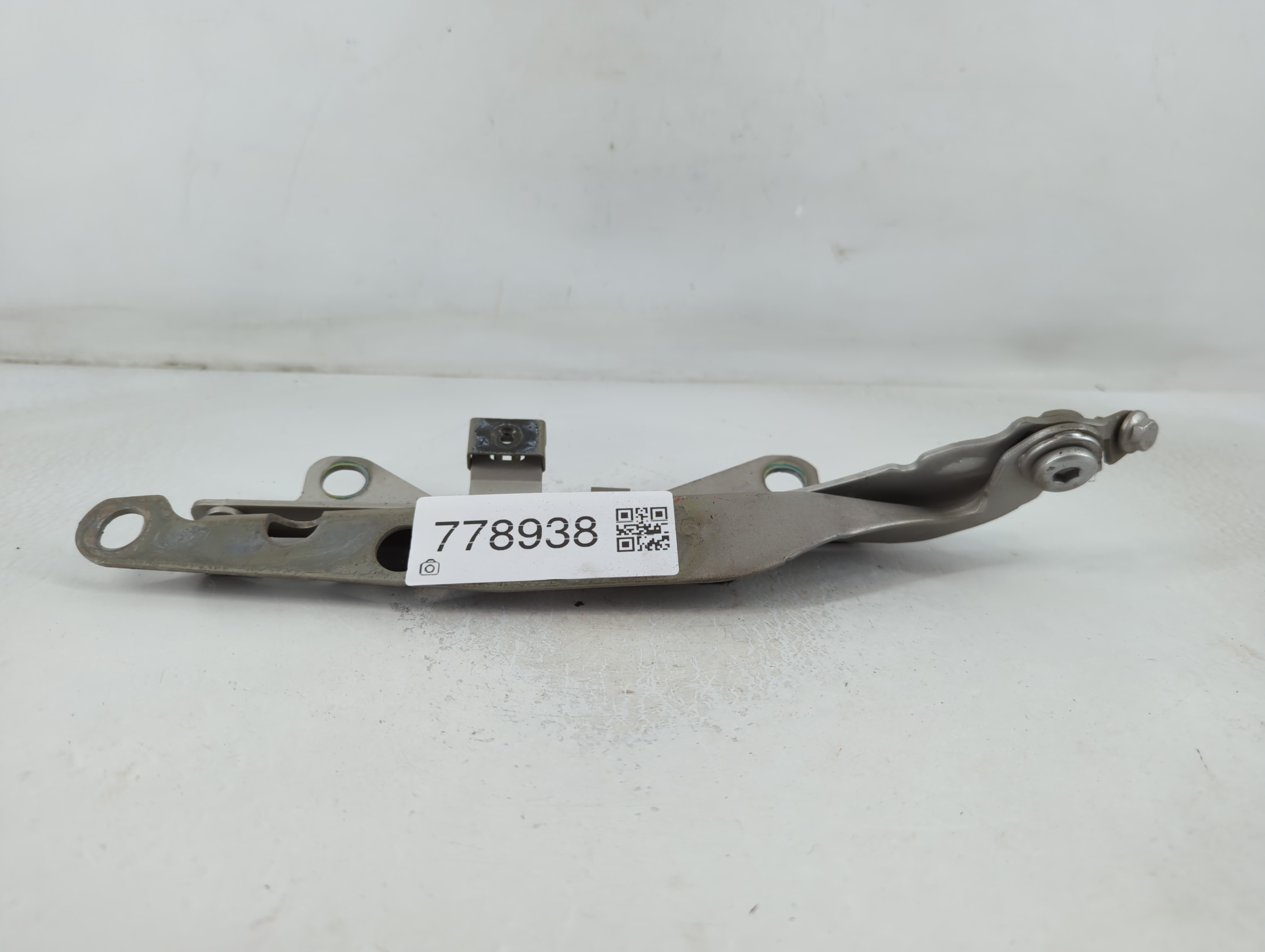 Picture of 2005 Volvo S80 Driver Left Hood Hinge 778938