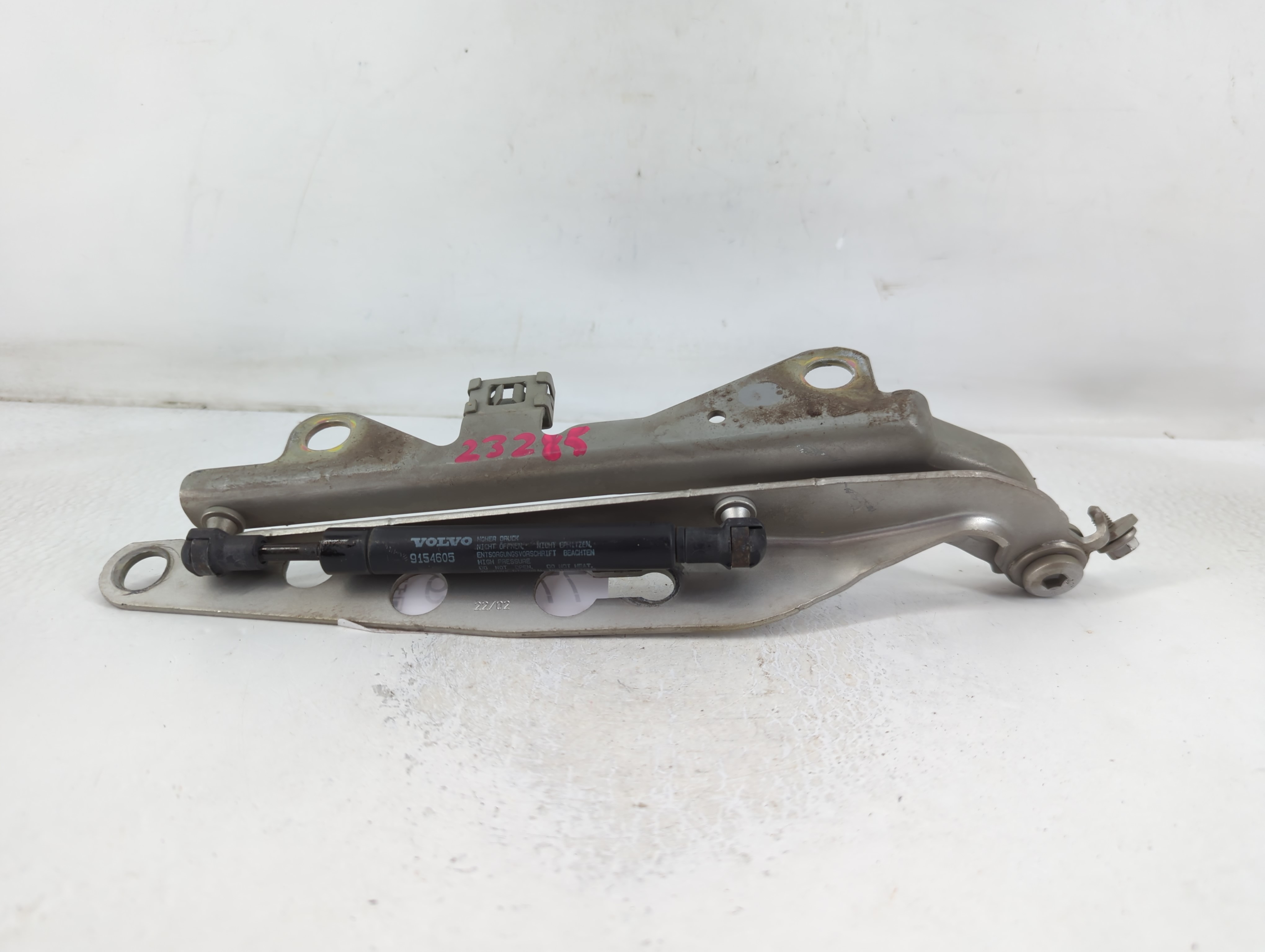 Picture of 2005 Volvo S80 Driver Left Hood Hinge 778939