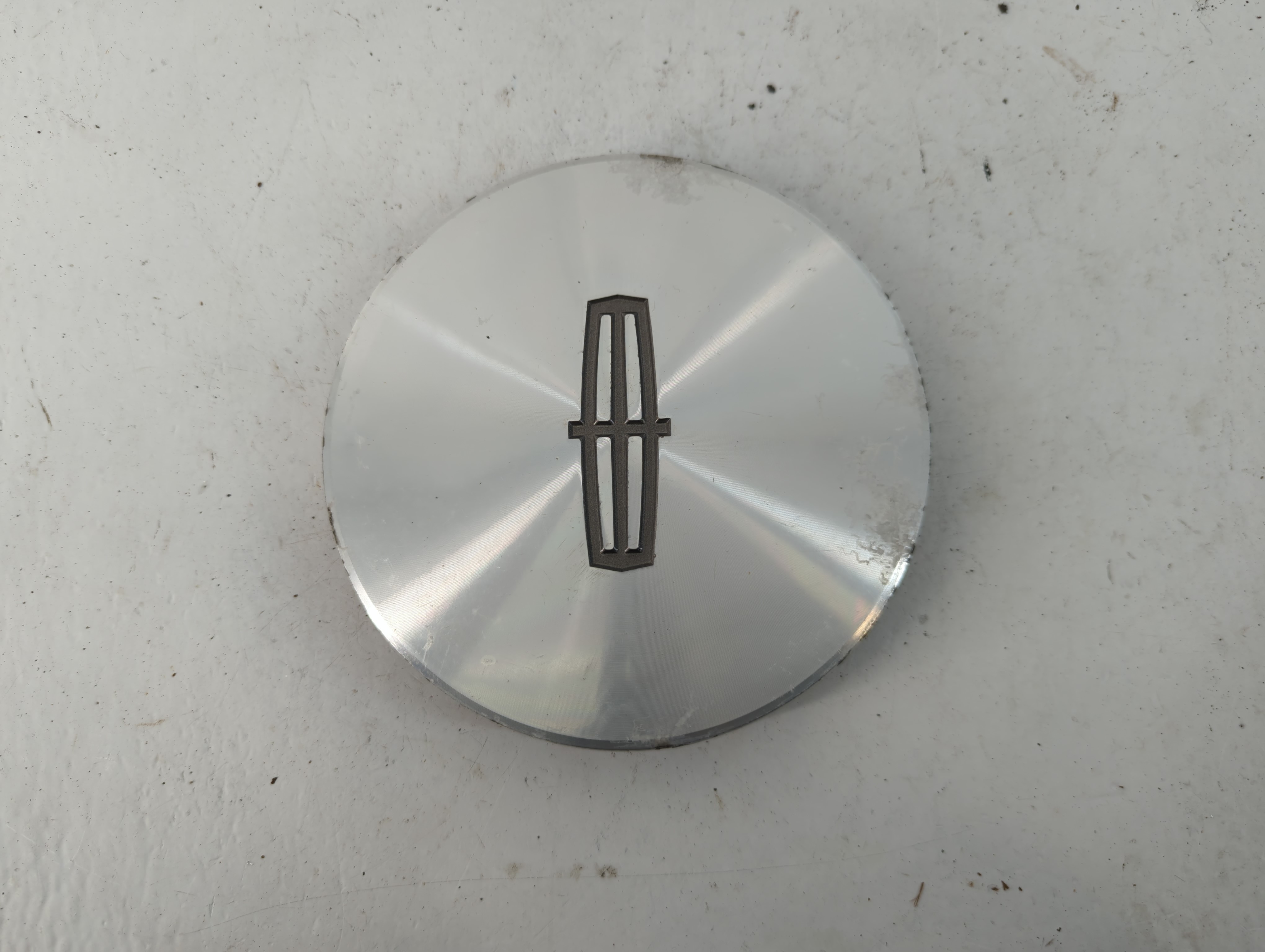 2000 Lincoln Town Car Center Cap Oem 779020 - Oemusedautoparts1.com