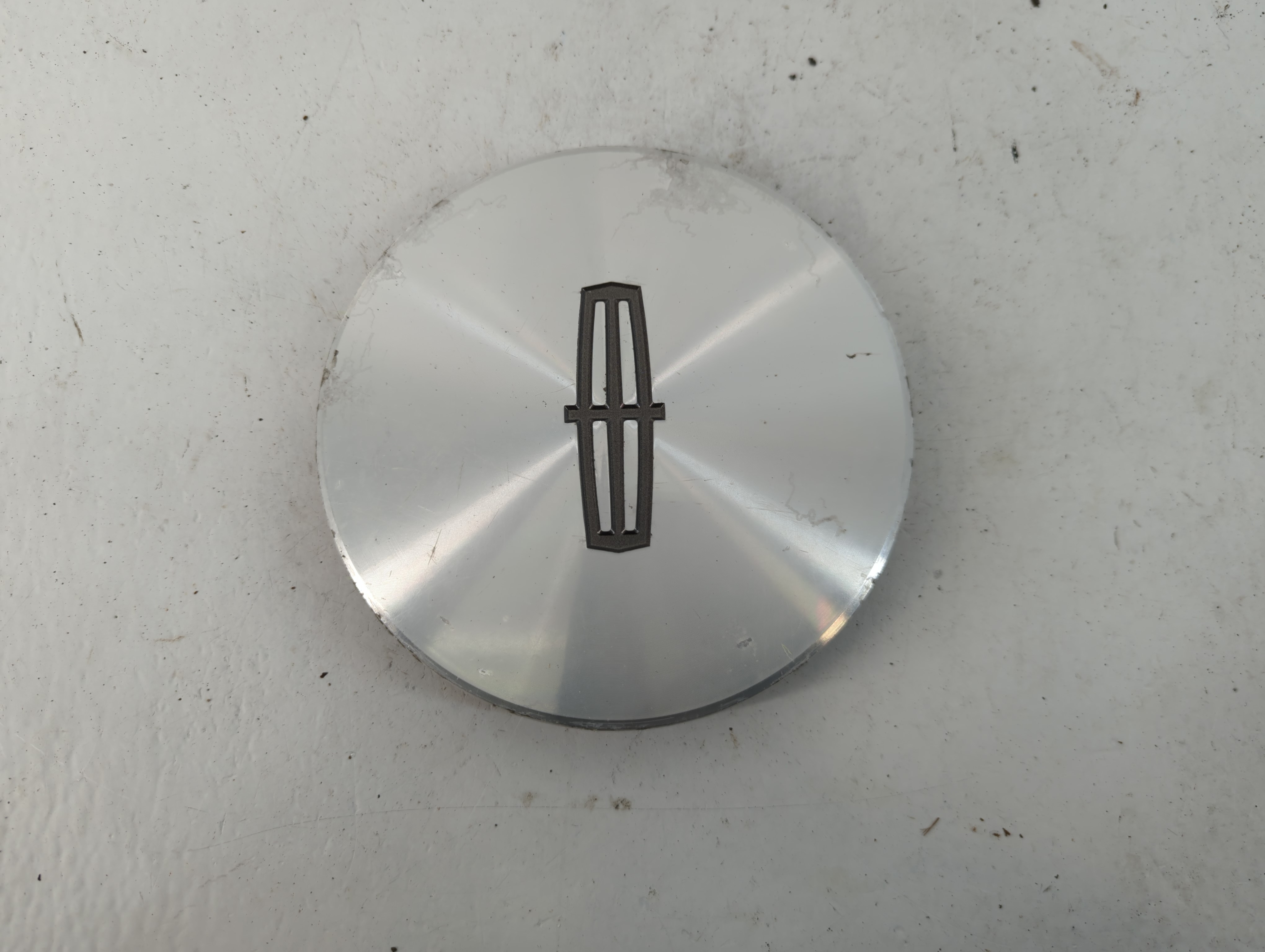 2000 Lincoln Town Car Center Cap Oem 779021 - Oemusedautoparts1.com