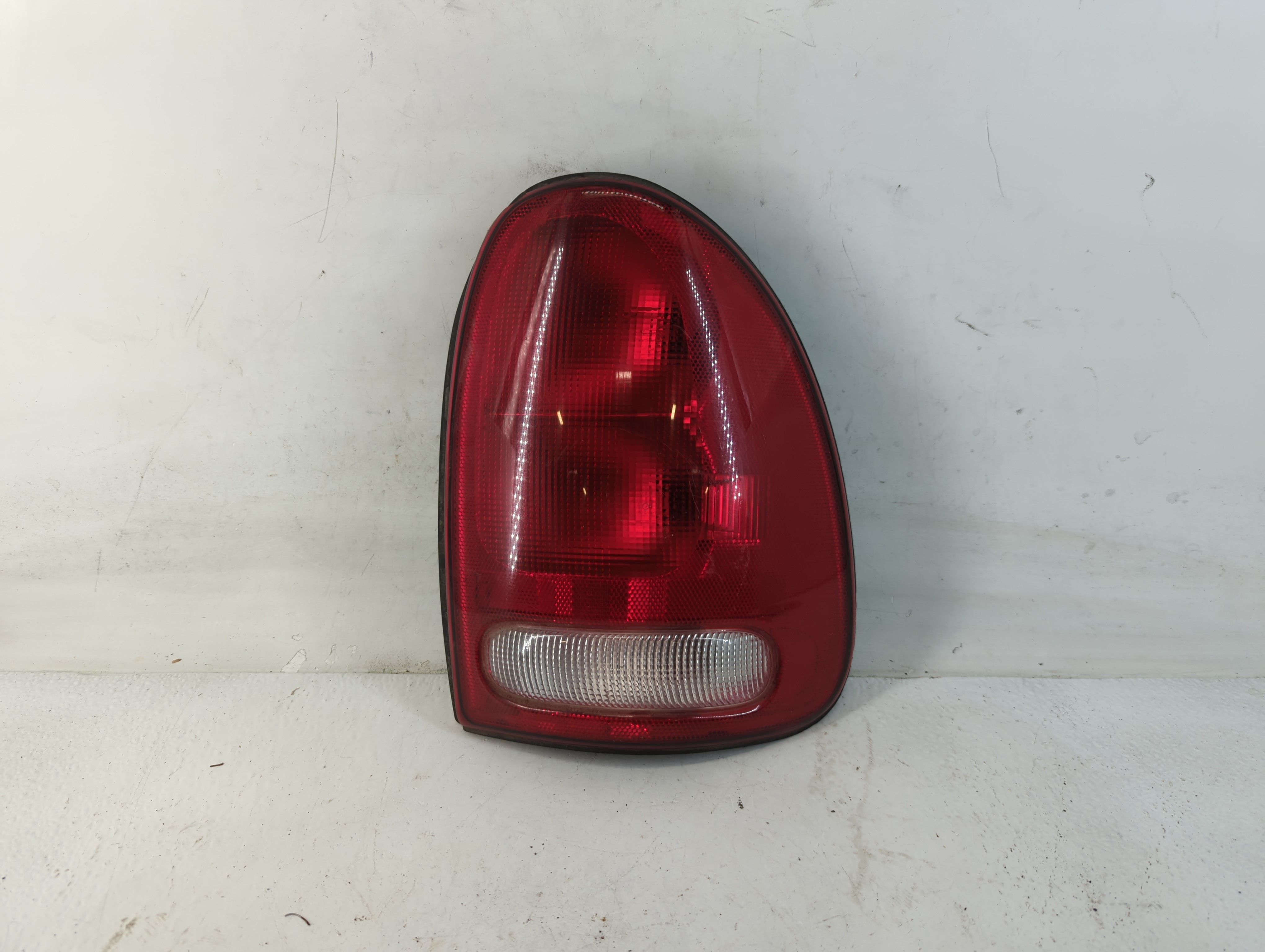 1996-2000 Dodge Caravan Driver Left Side Tail Light Taillight Oem 779060 - Oemusedautoparts1.com