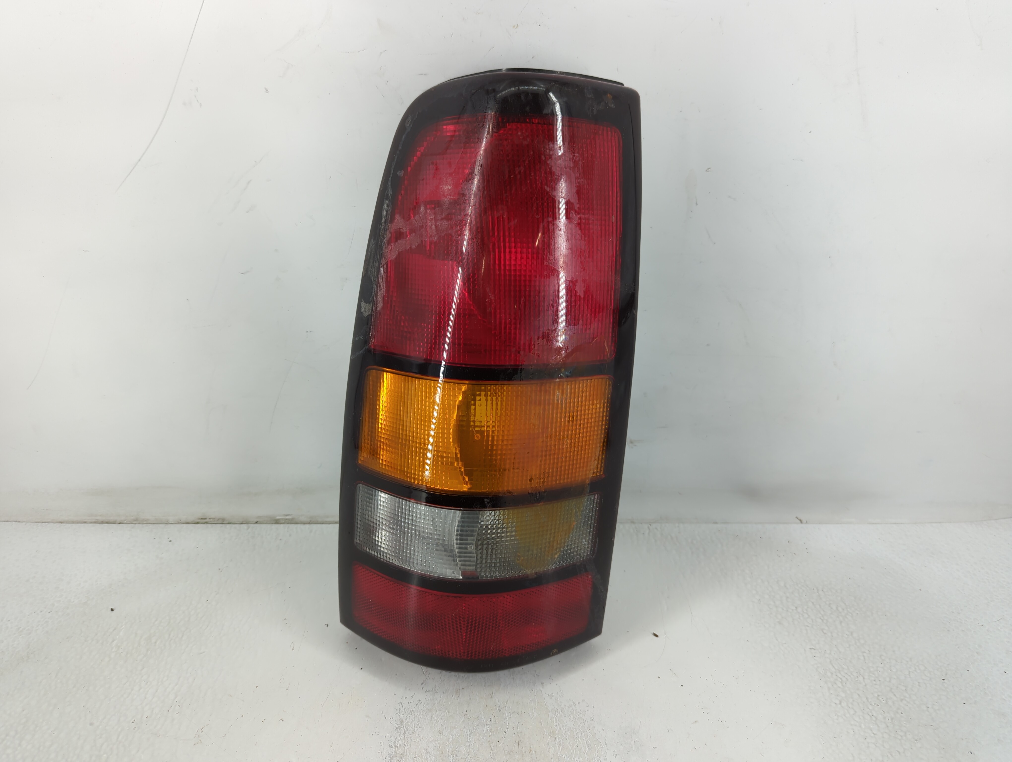 2004 Chevrolet Silverado 2500 Driver Left Side Tail Light Taillight Oem 779107 - Oemusedautoparts1.com