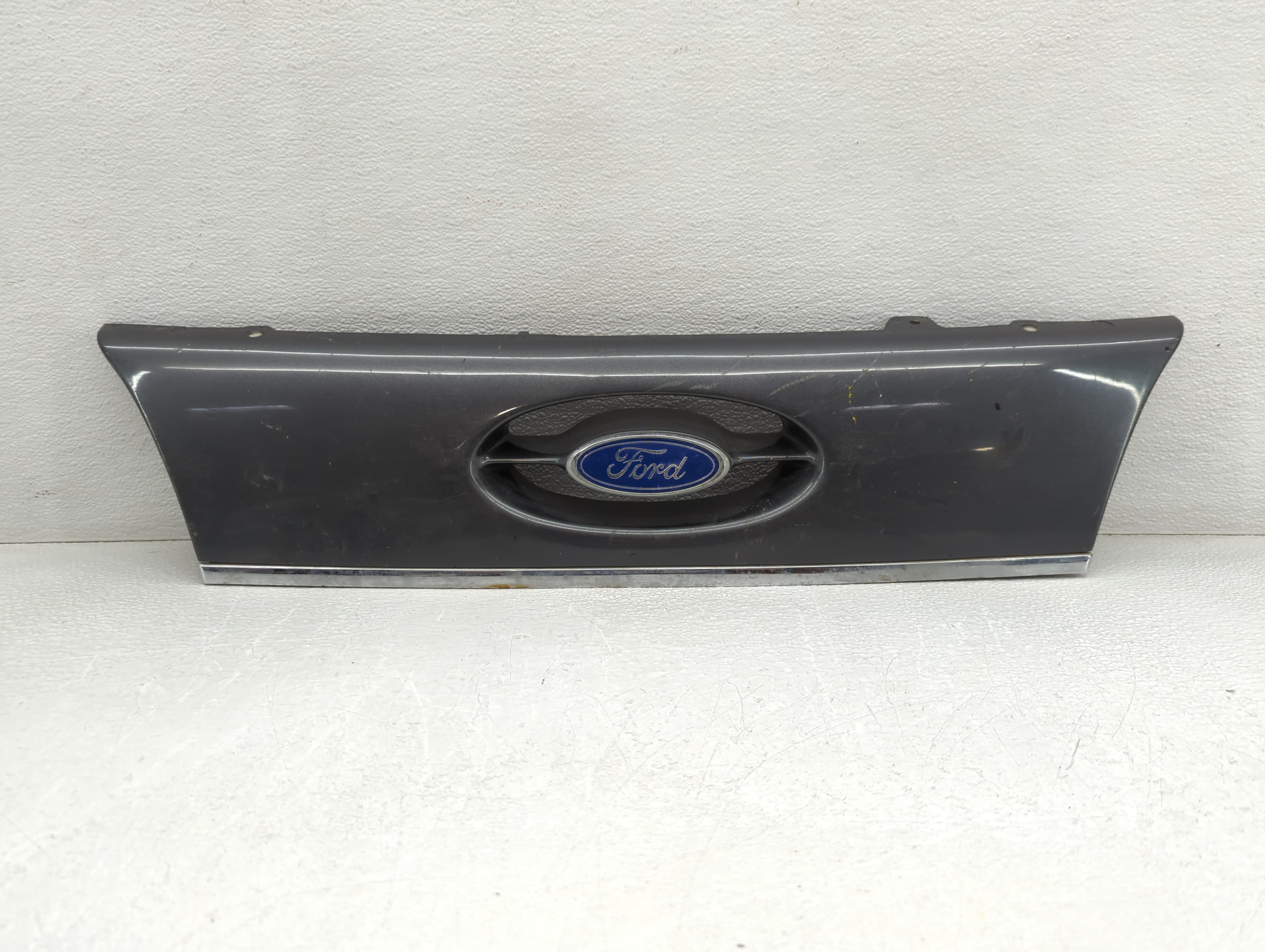1988 Ford Taurus Front Grille Bumper Not Included 779228 - Oemusedautoparts1.com