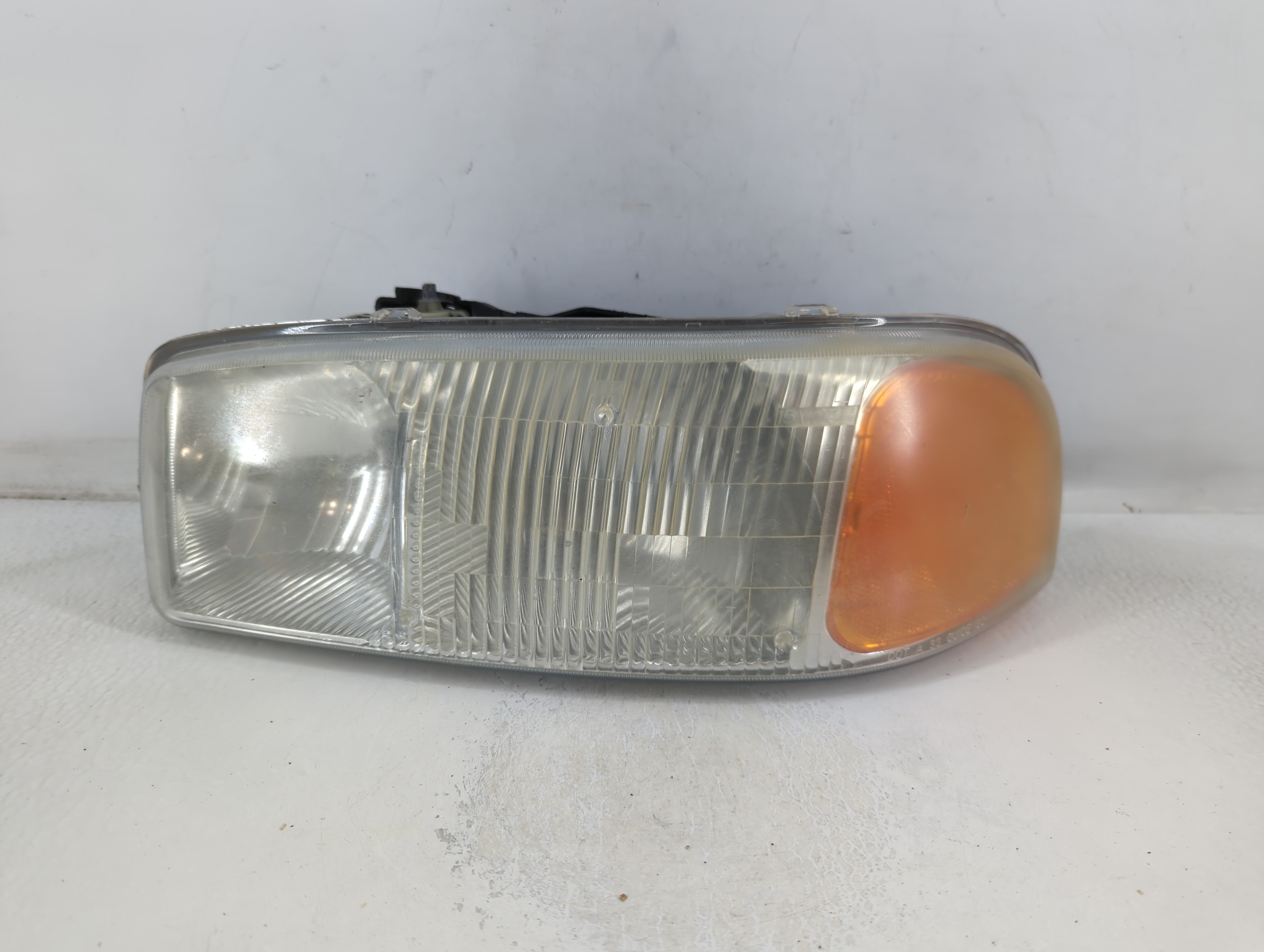 Picture of 2000-2006 Gmc Yukon Xl 1500 Driver Left Oem Head Light Headlight Lamp 779328