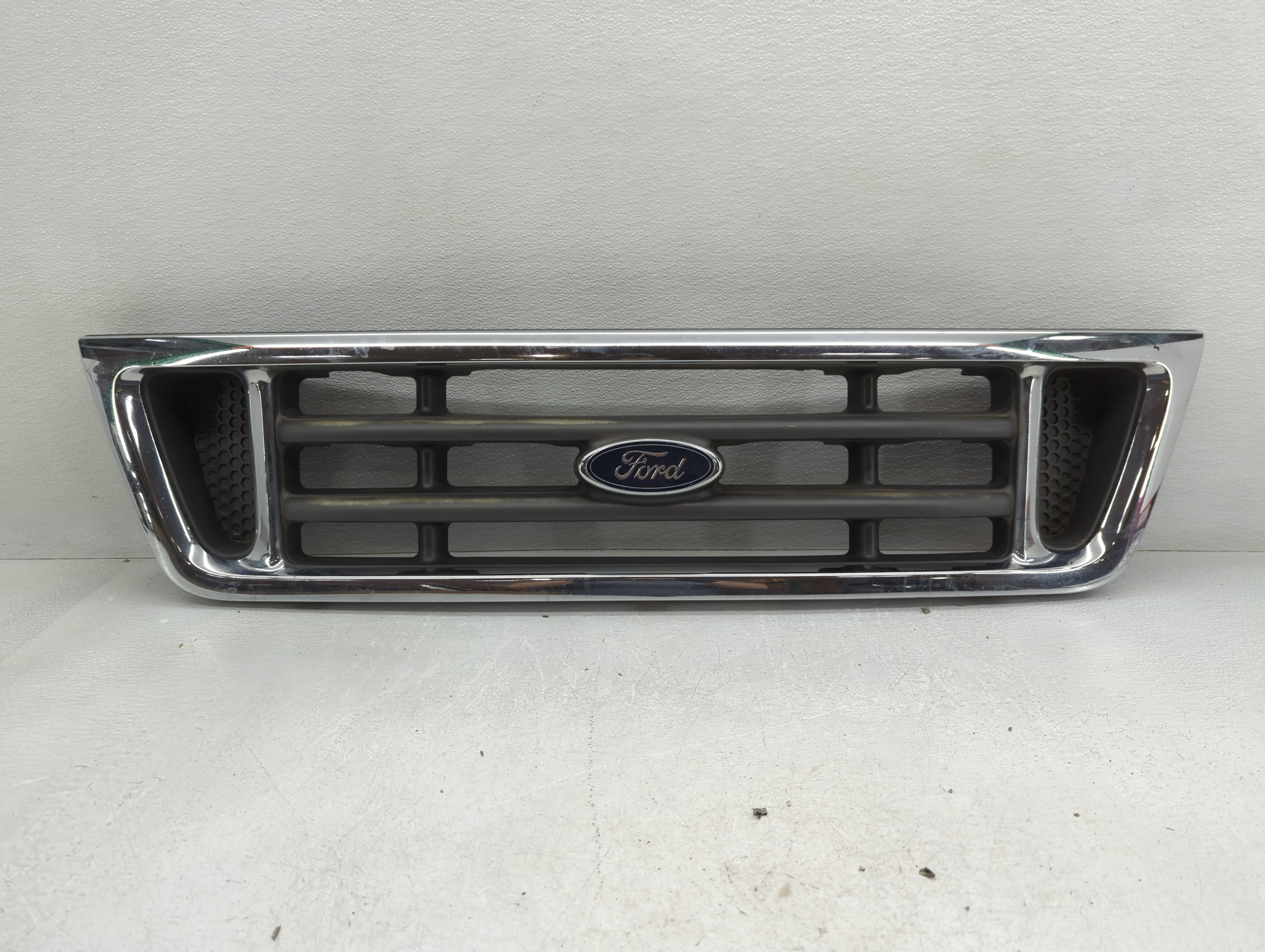 Picture of Ford F-350 Front Bumper Grille Cover 779357