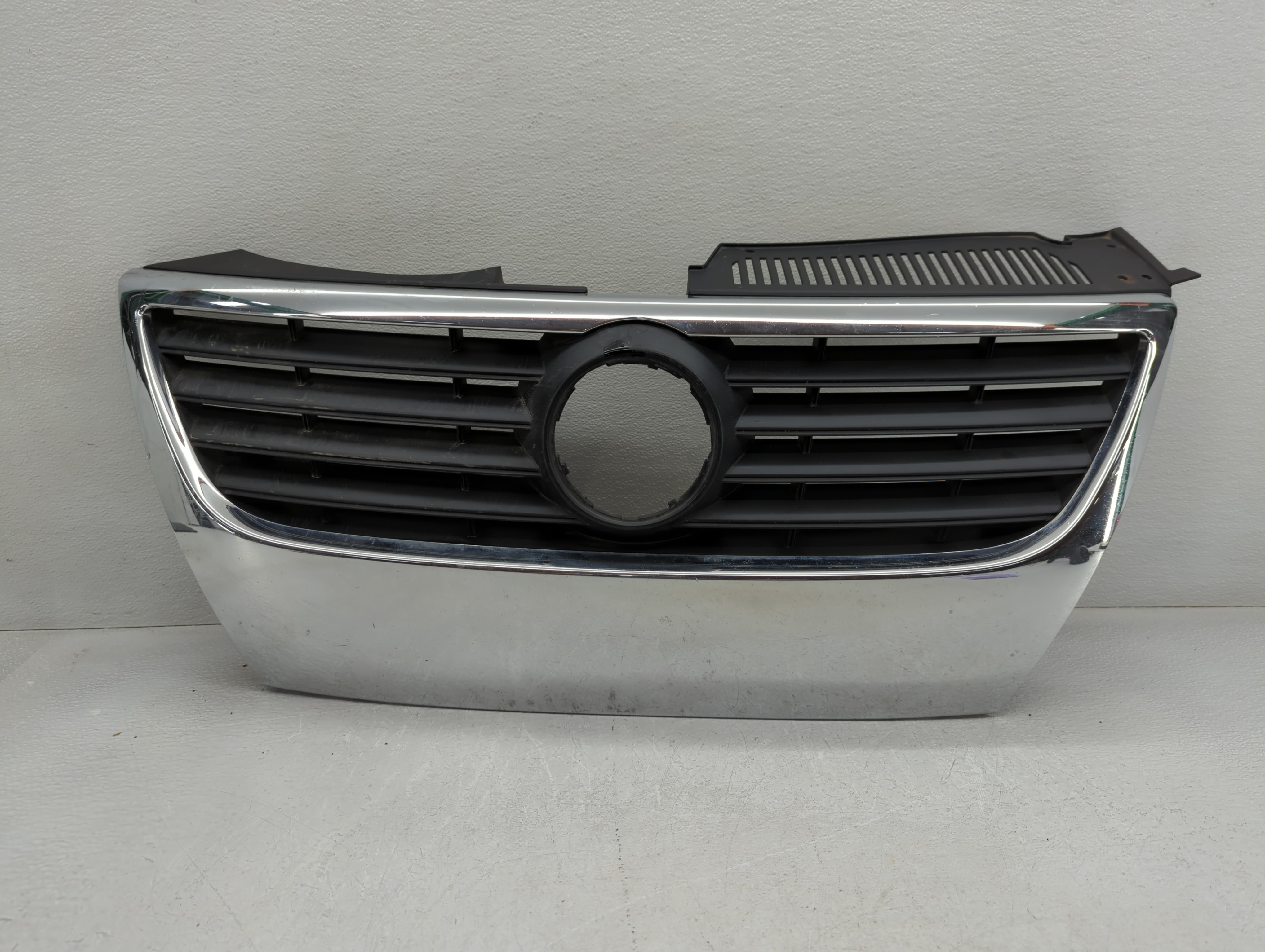 2006-2010 Volkswagen Passat Front Bumper Grille Cover 779359 - Oemusedautoparts1.com