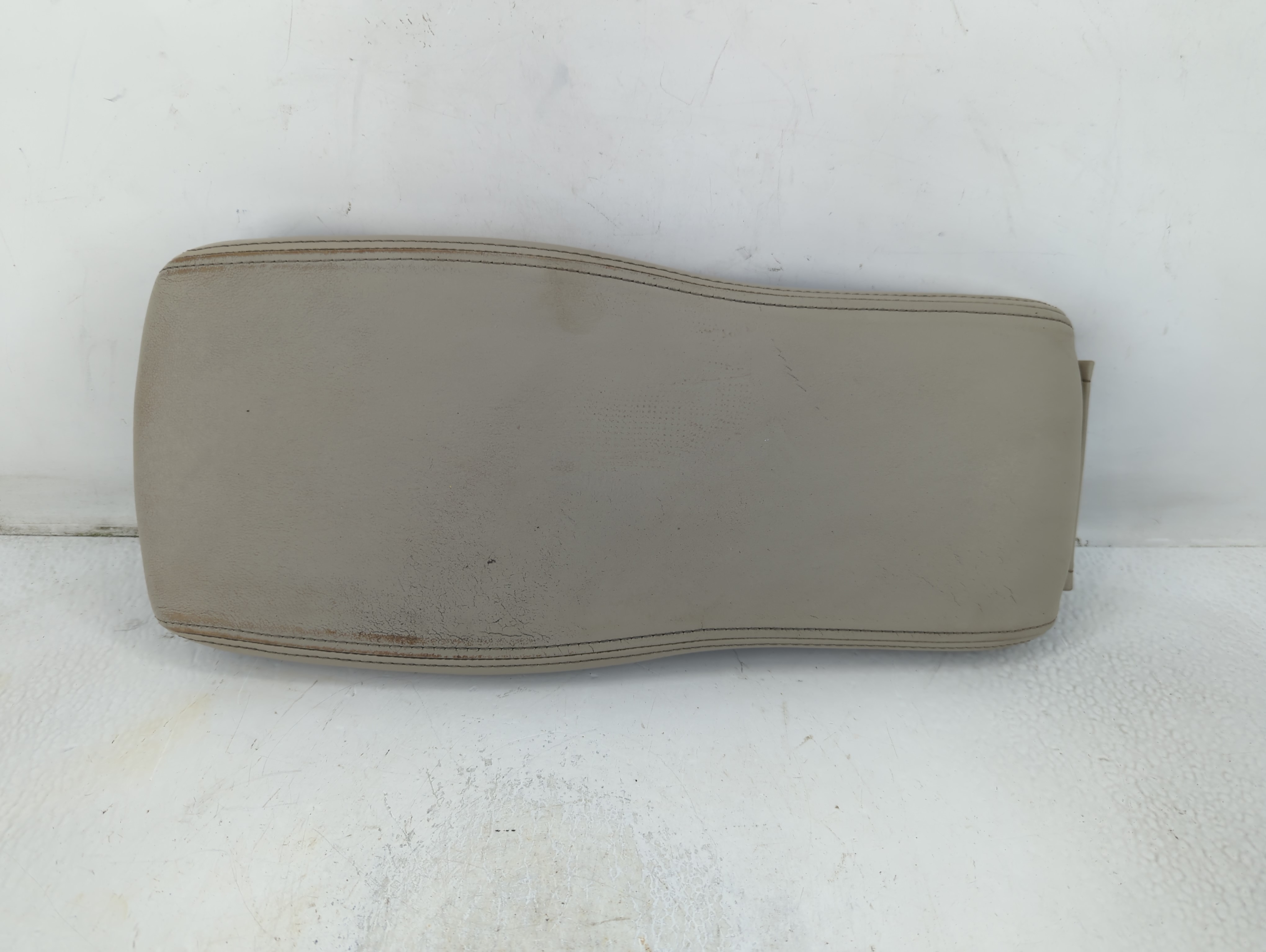 2007 Cadillac Dts Center Console Armrest Cover Lid Grey 779363 - Oemusedautoparts1.com