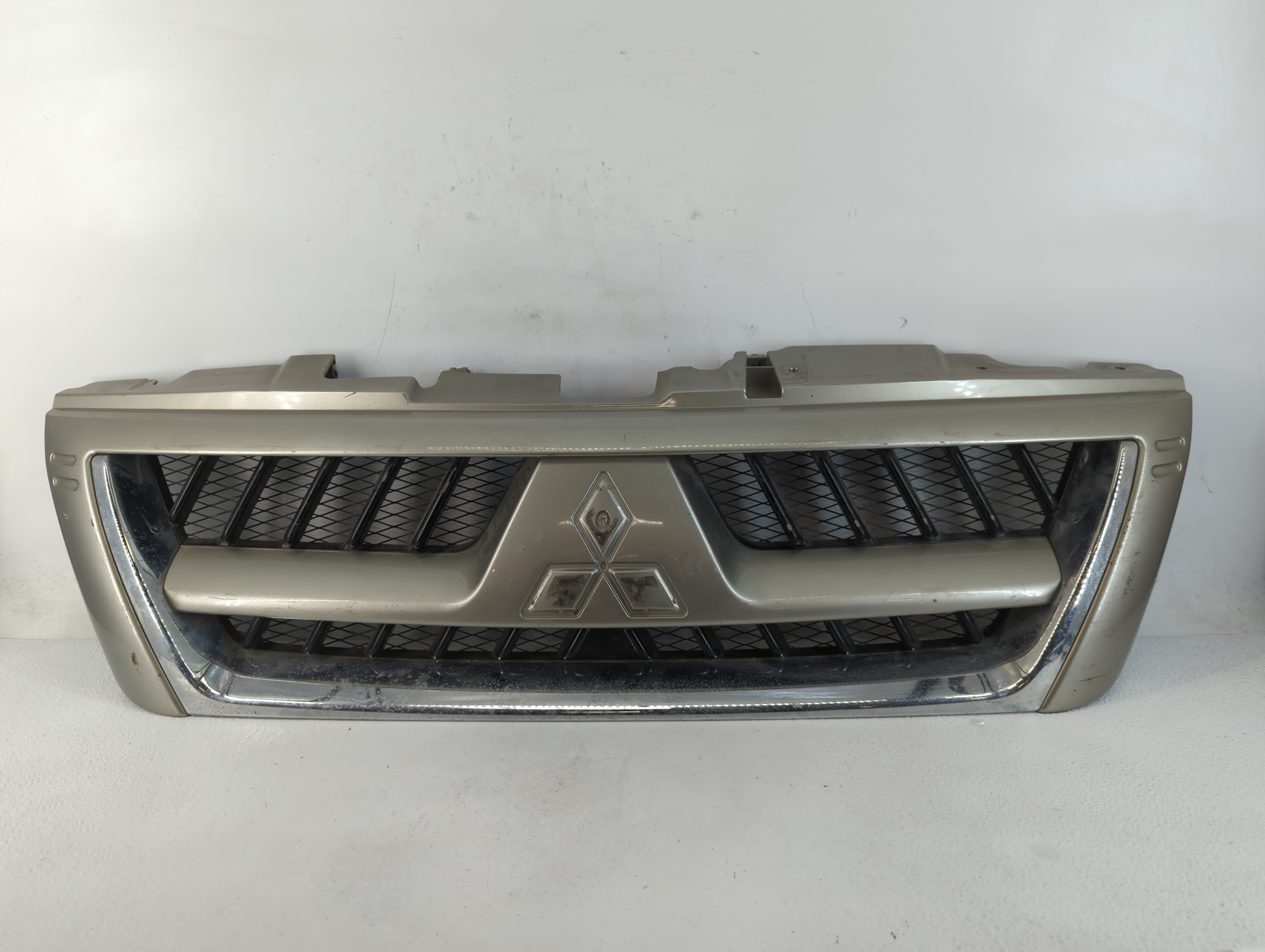 Picture of 2003-2006 Mitsubishi Montero Front Bumper Grille Cover 779406