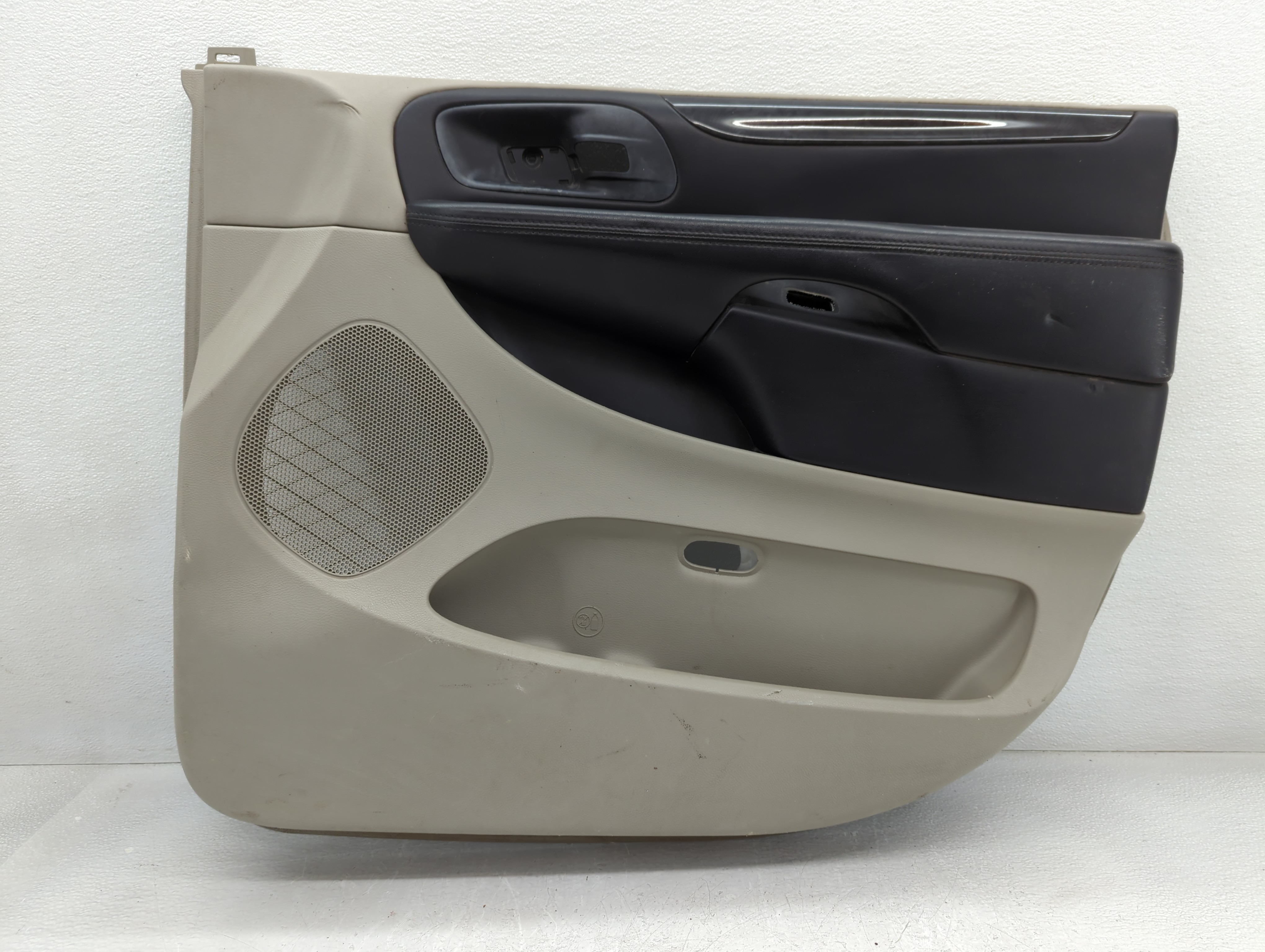 2011 Dodge Caravan Front Right Passenger Interior Door Panel Trim Grey 779529 - Oemusedautoparts1.com