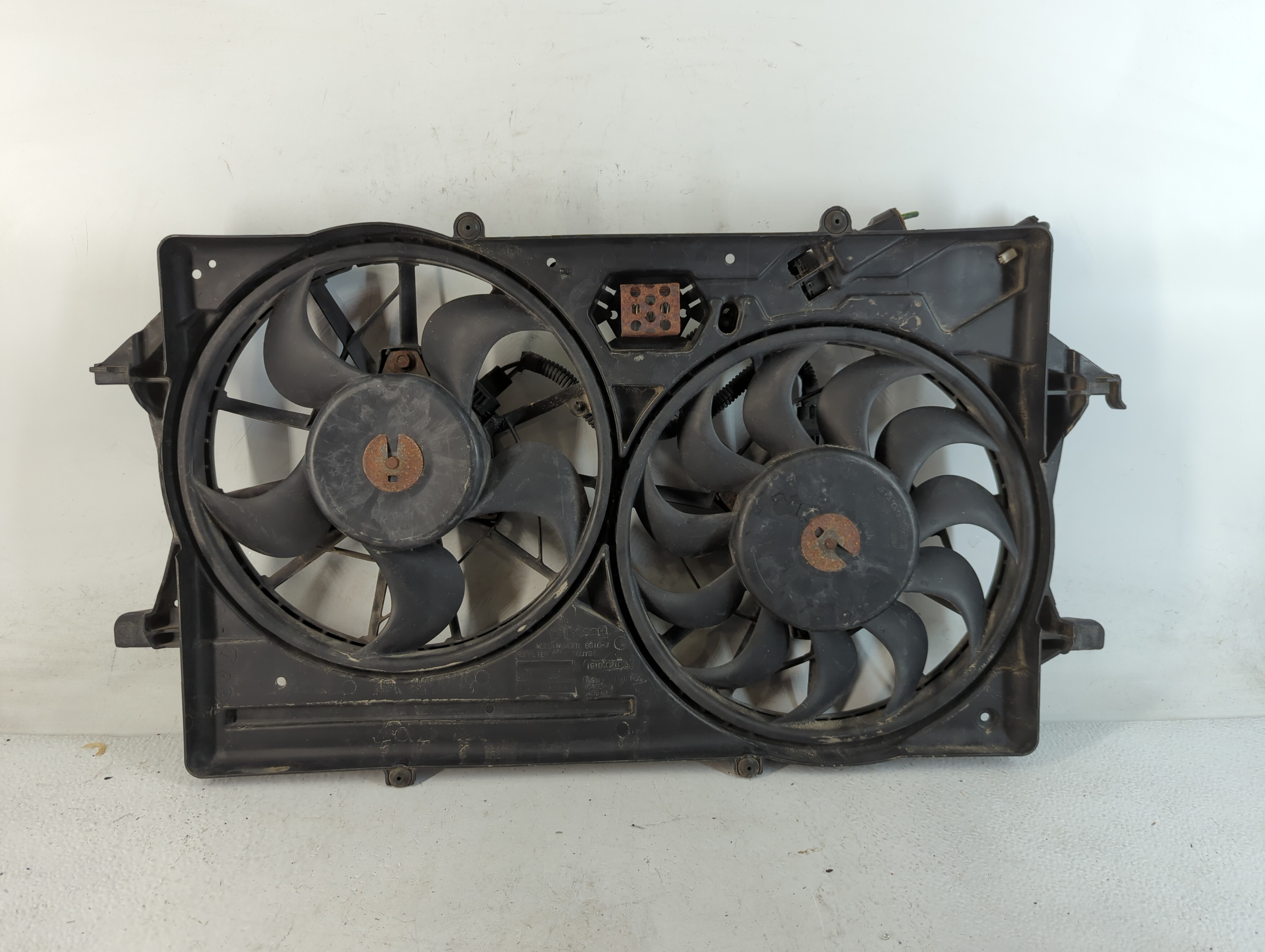 2000-2002 Ford Focus Left Radiator Fan Motor Assembly 779557 - Oemusedautoparts1.com