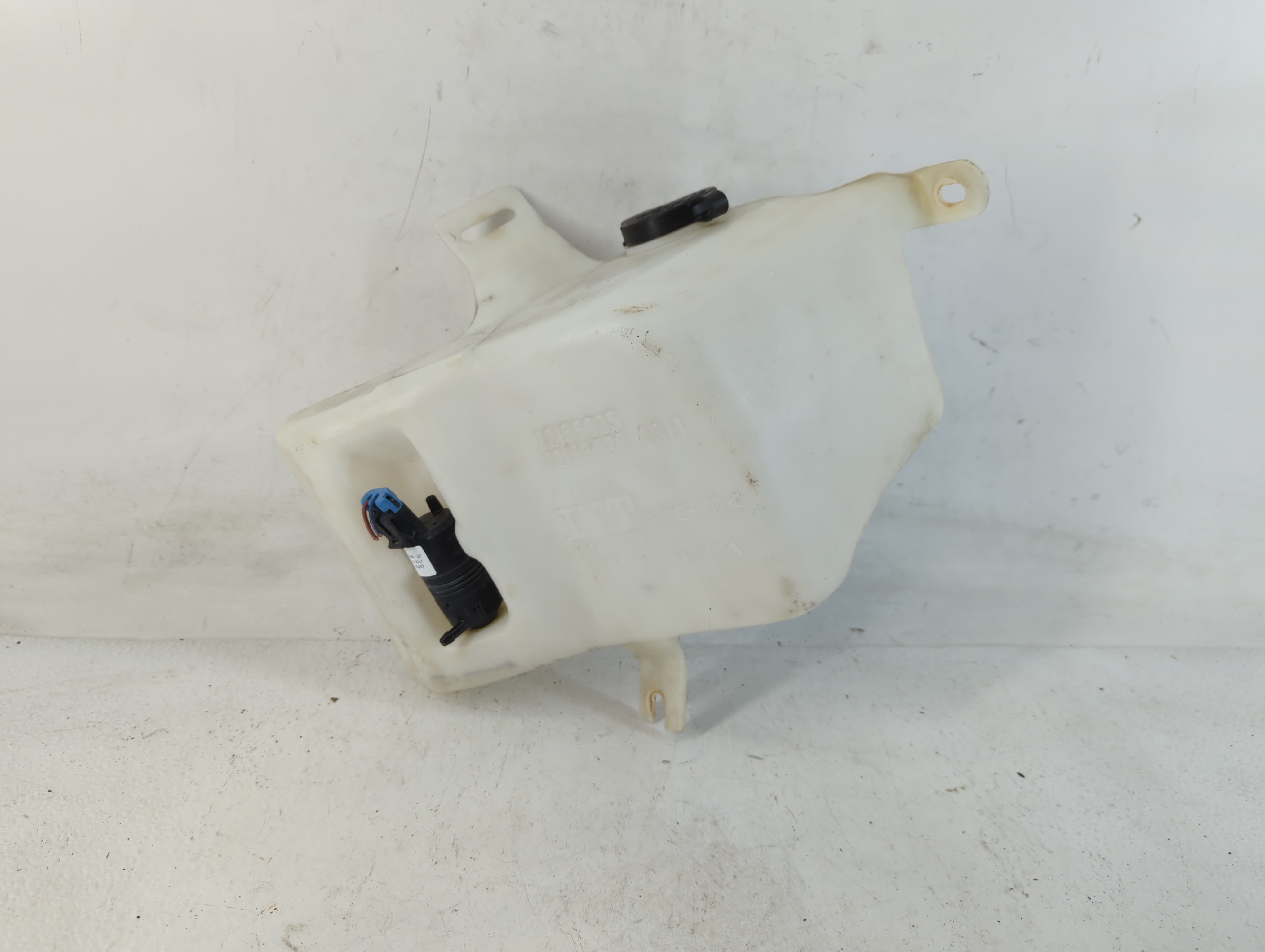 1997 Buick Lesabre Windshield Washer Fluid Reservoir Bottle Oem 779683 - Oemusedautoparts1.com